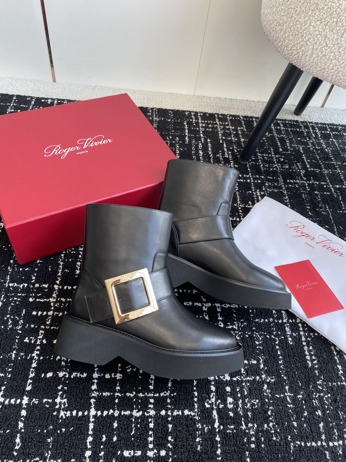 代购级RogerVivier24ssRv秋冬最新切尔西短靴RV维维亚一直在推陈出新总是一眼就令人过目不忘