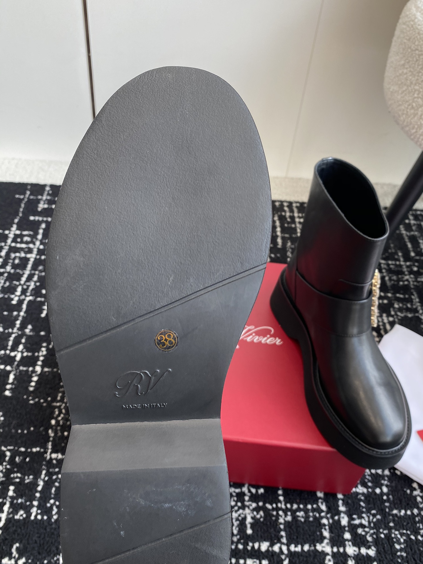 代购级RogerVivier24ssRv秋冬最新切尔西短靴RV维维亚一直在推陈出新总是一眼就令人过目不忘