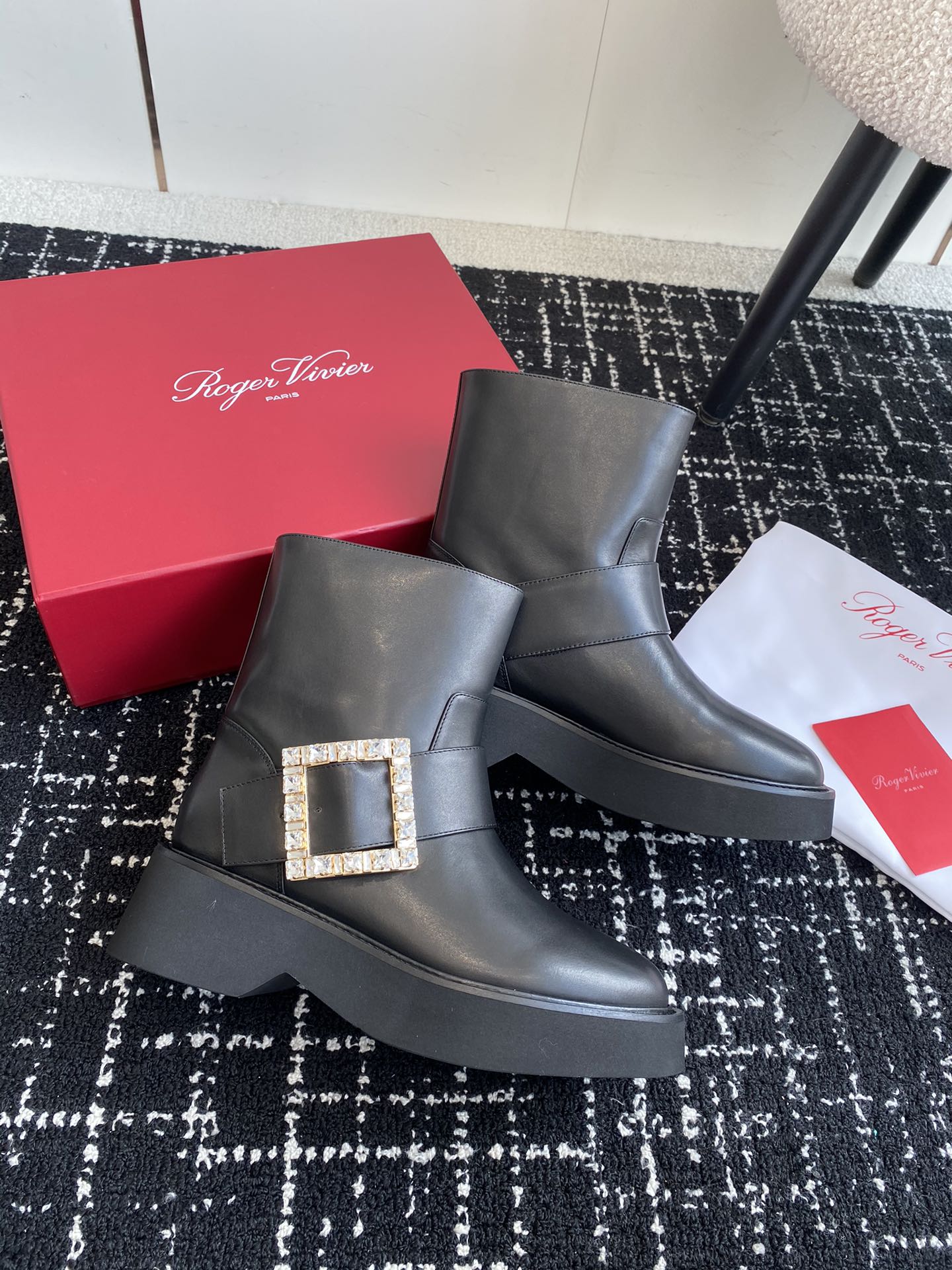 代购级RogerVivier24ssRv秋冬最新切尔西短靴RV维维亚一直在推陈出新总是一眼就令人过目不忘