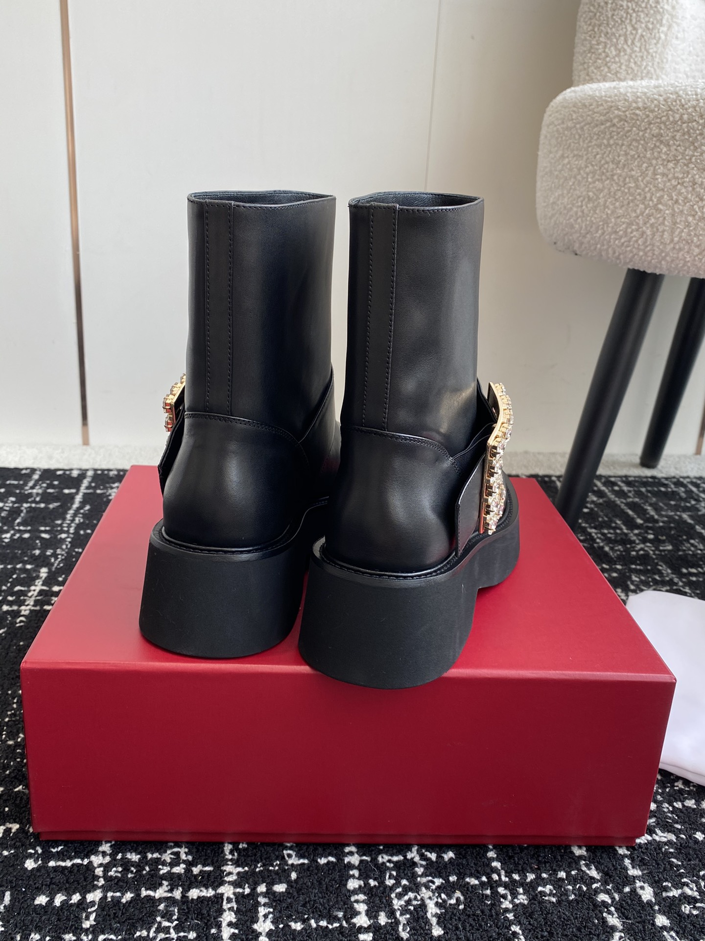 代购级RogerVivier24ssRv秋冬最新切尔西短靴RV维维亚一直在推陈出新总是一眼就令人过目不忘