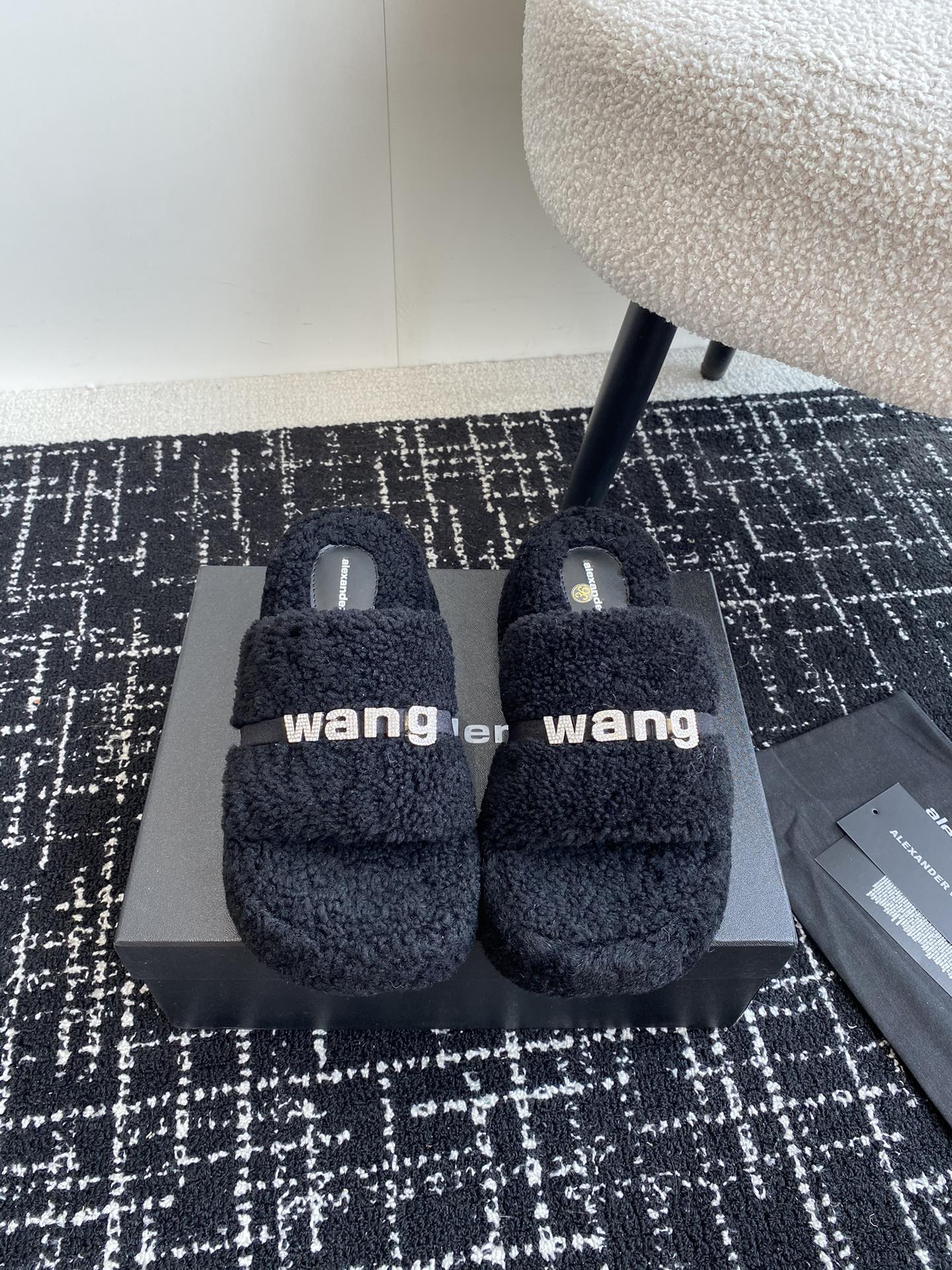 代购级AlexanderWang亚力山大王24vs秋冬季最新爆款松糕毛拖系列毛茸茸的时髦感十足舒适的圆头