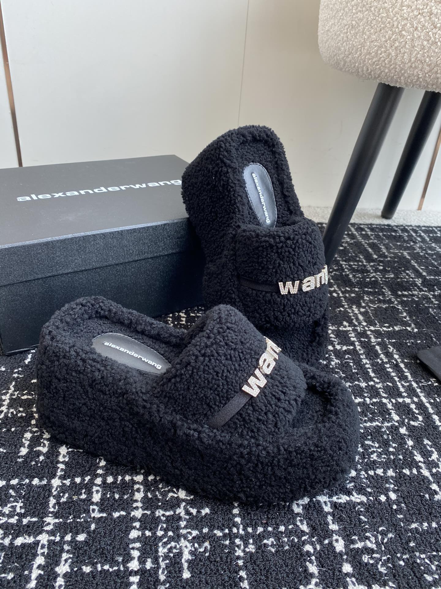 代购级AlexanderWang亚力山大王24vs秋冬季最新爆款松糕毛拖系列毛茸茸的时髦感十足舒适的圆头