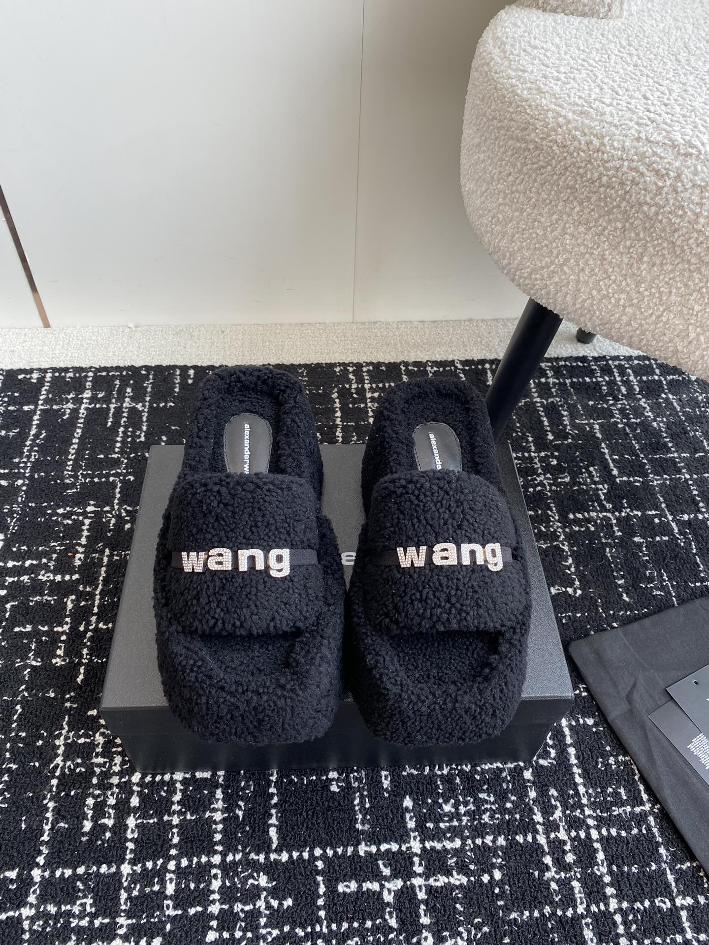 代购级AlexanderWang亚力山大王24vs秋冬季最新爆款松糕毛拖系列毛茸茸的时髦感十足舒适的圆头