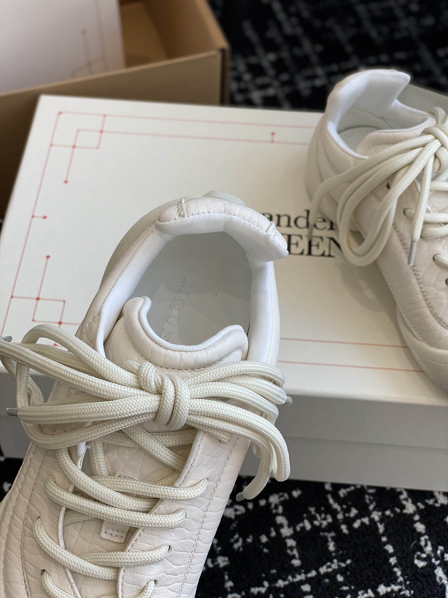 代购级官网同步️飞机盒包装ALEXANDERMCQUEEN/亚历山大麦昆24ss秋冬最新Flexion系