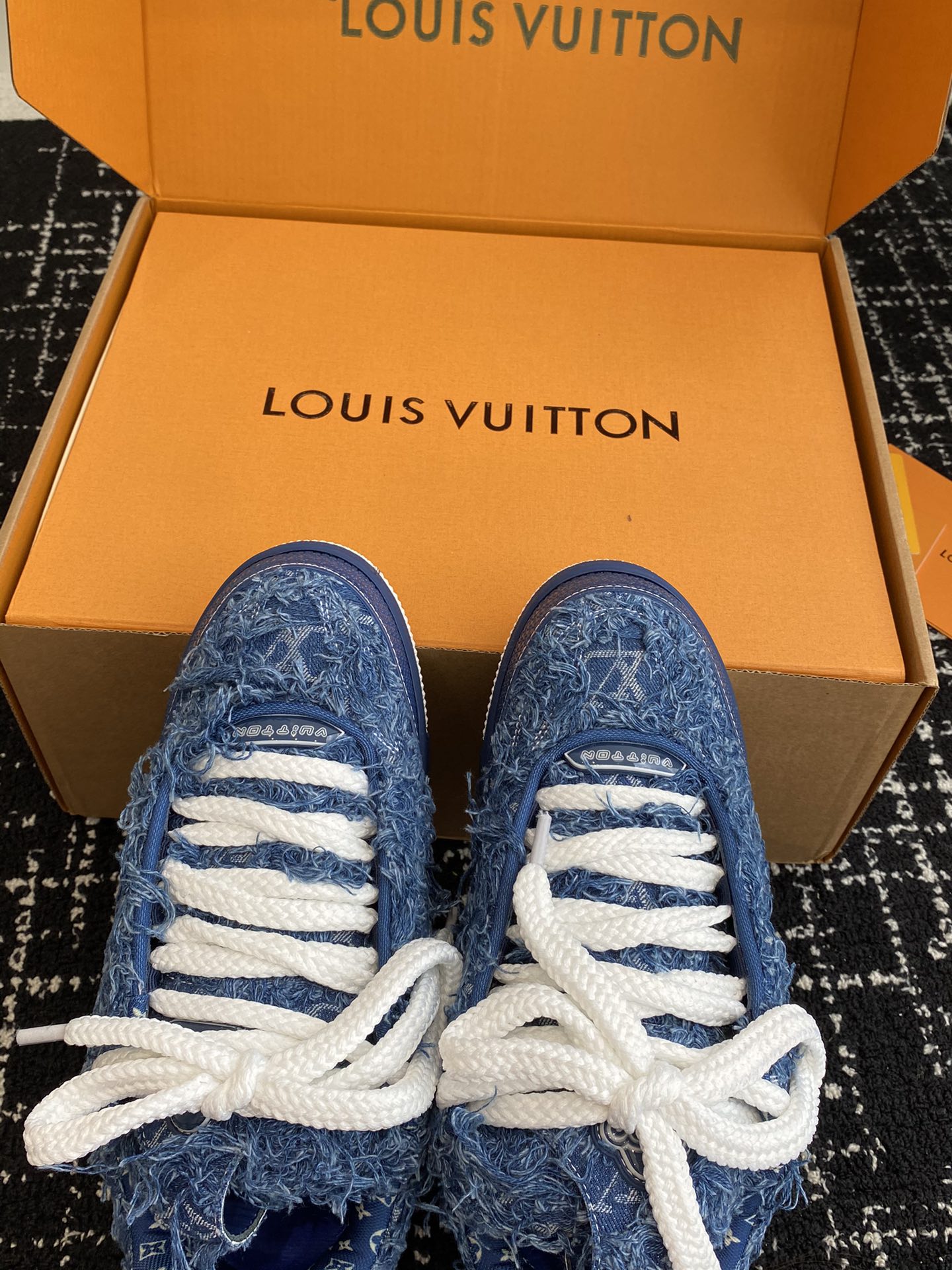 代购级LouisVuitton24ss驴家的爆款！trainer板鞋每个人都必须入的款绝不后悔！超级百搭