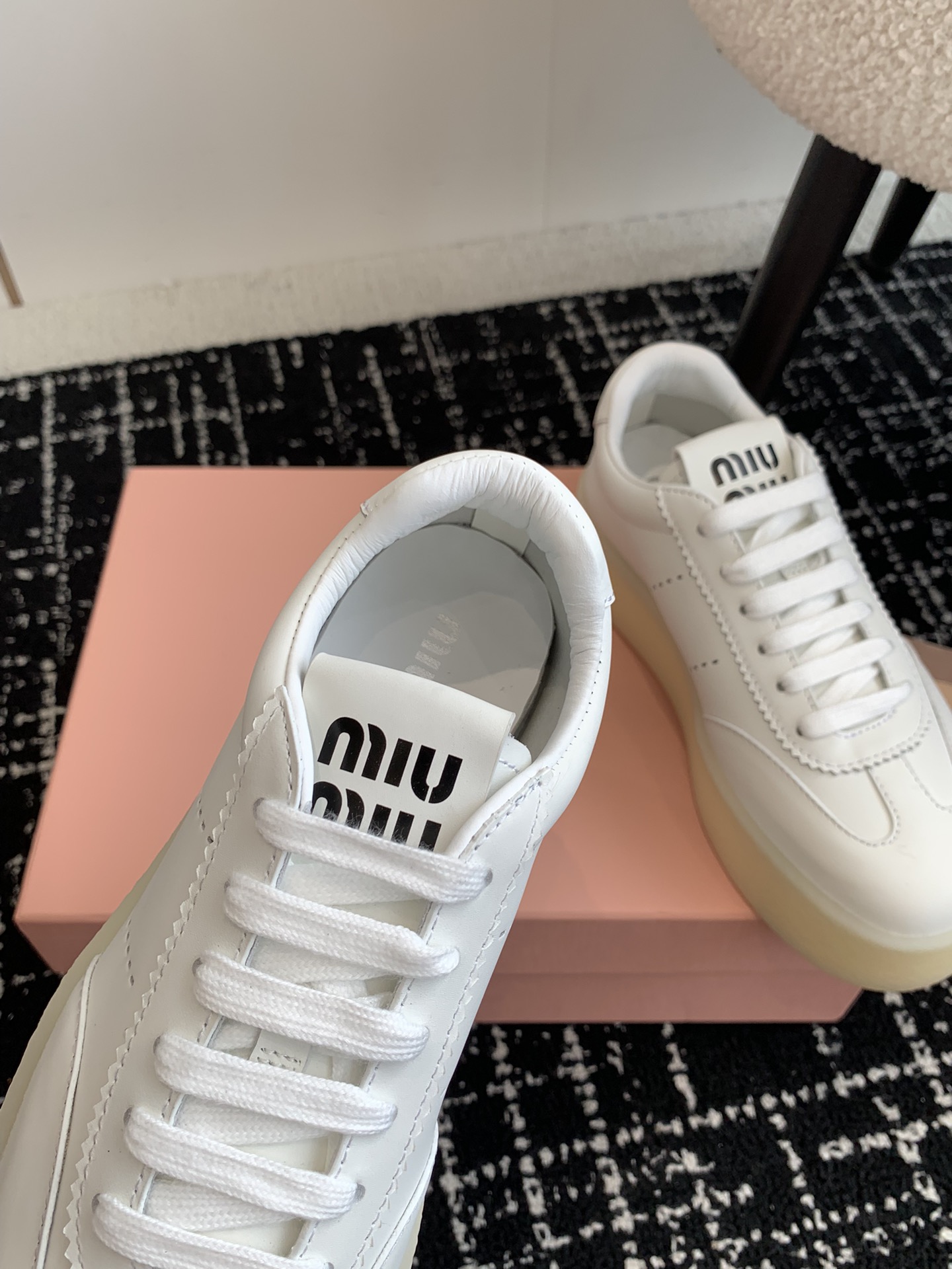 代购级MiuMiu24ss缪缪厚底饼干底24ss春夏新款英伦风系带小白鞋休闲鞋MiuMiu秀场适当独一无