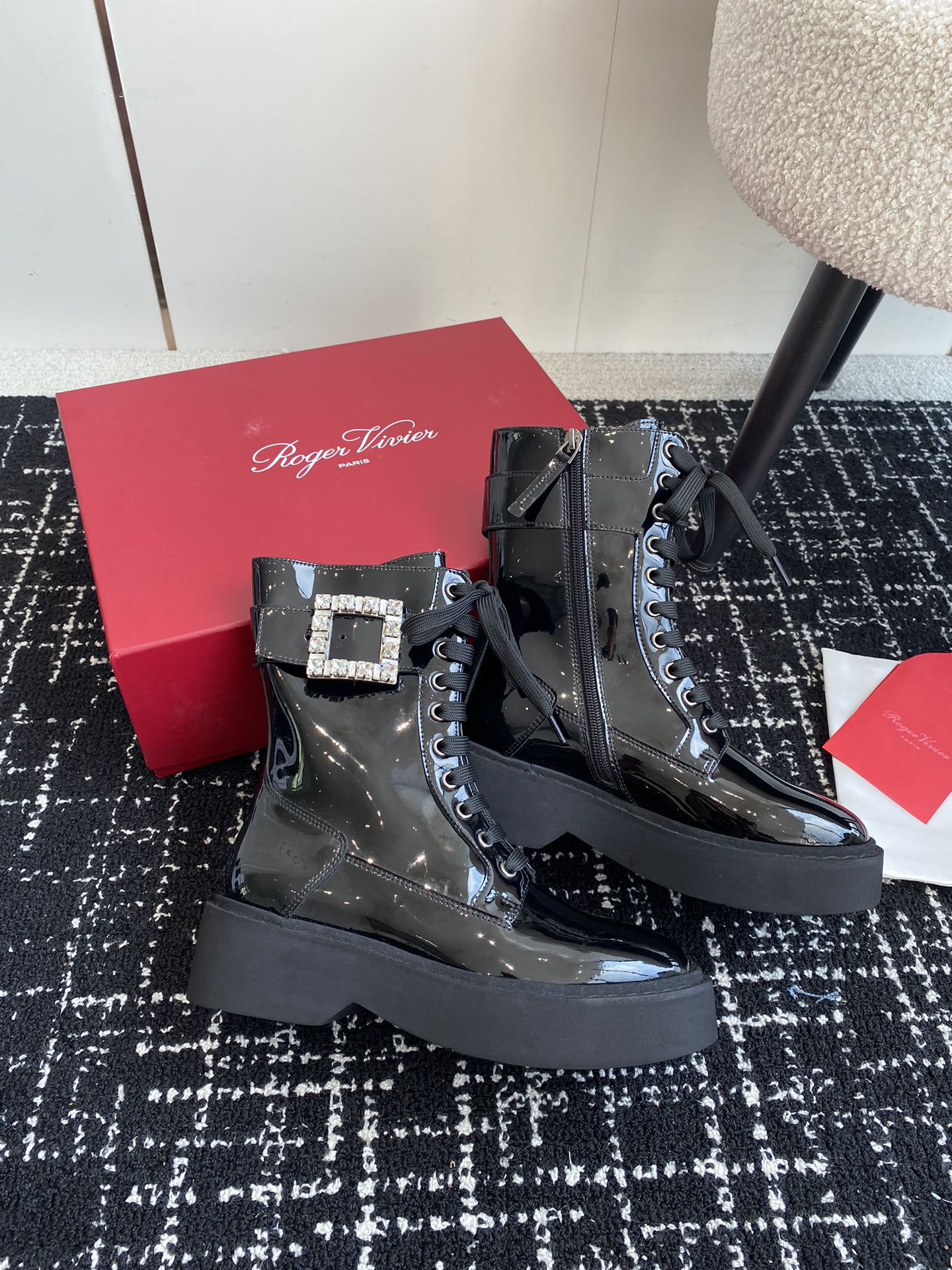 RogerVivier24ss秋冬新款钻扣牛皮绑带马丁靴新款vivrun系列方钻切尔西松糕底靴顶级上新这