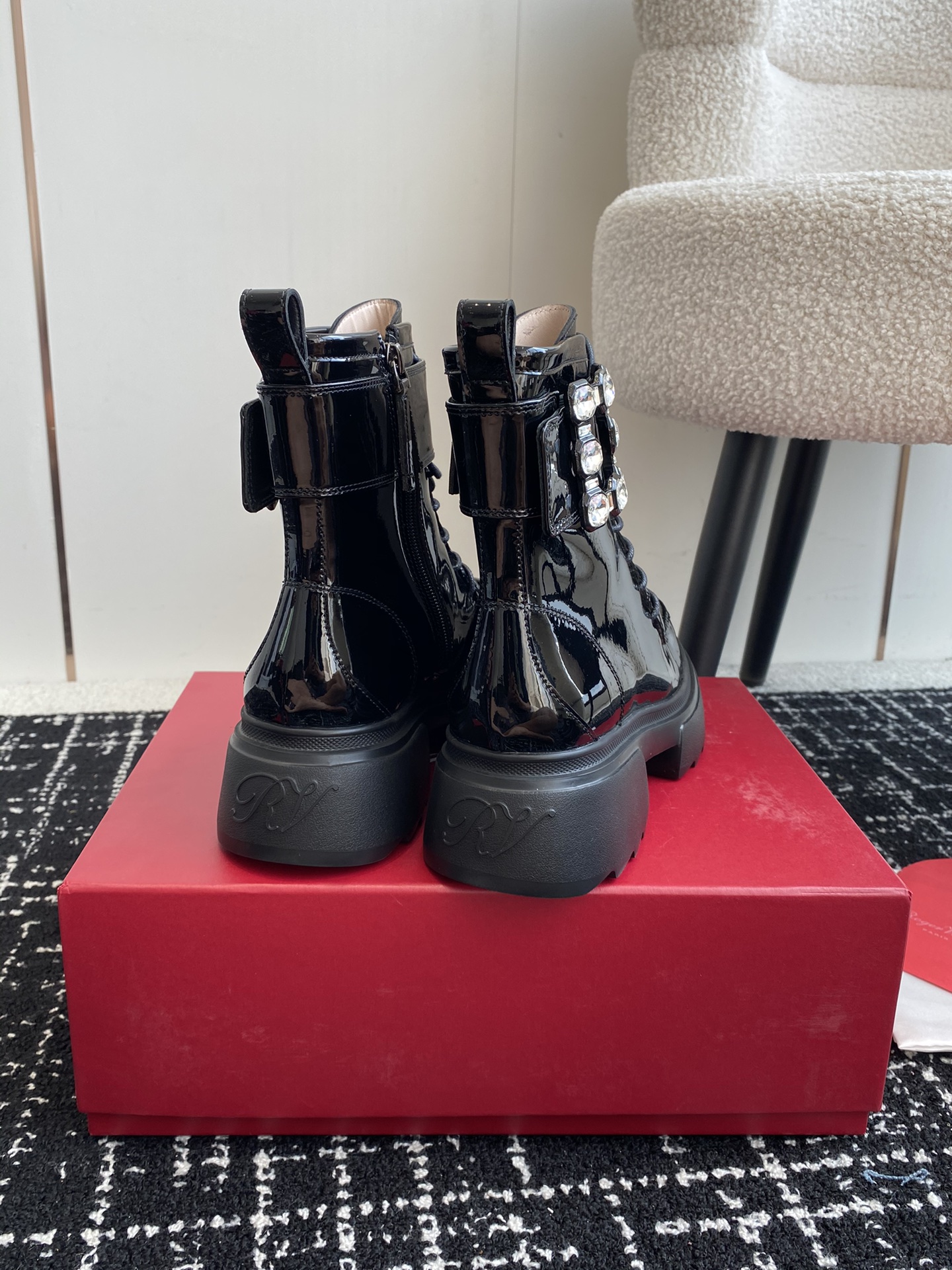 RogerVivier24ss秋冬新款钻扣牛皮绑带马丁靴新款vivrun系列方钻切尔西松糕底靴顶级上新这