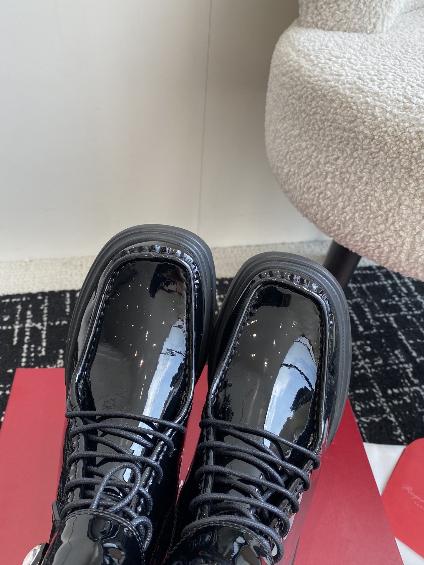 RogerVivier24ss秋冬新款钻扣牛皮绑带马丁靴新款vivrun系列方钻切尔西松糕底靴顶级上新这