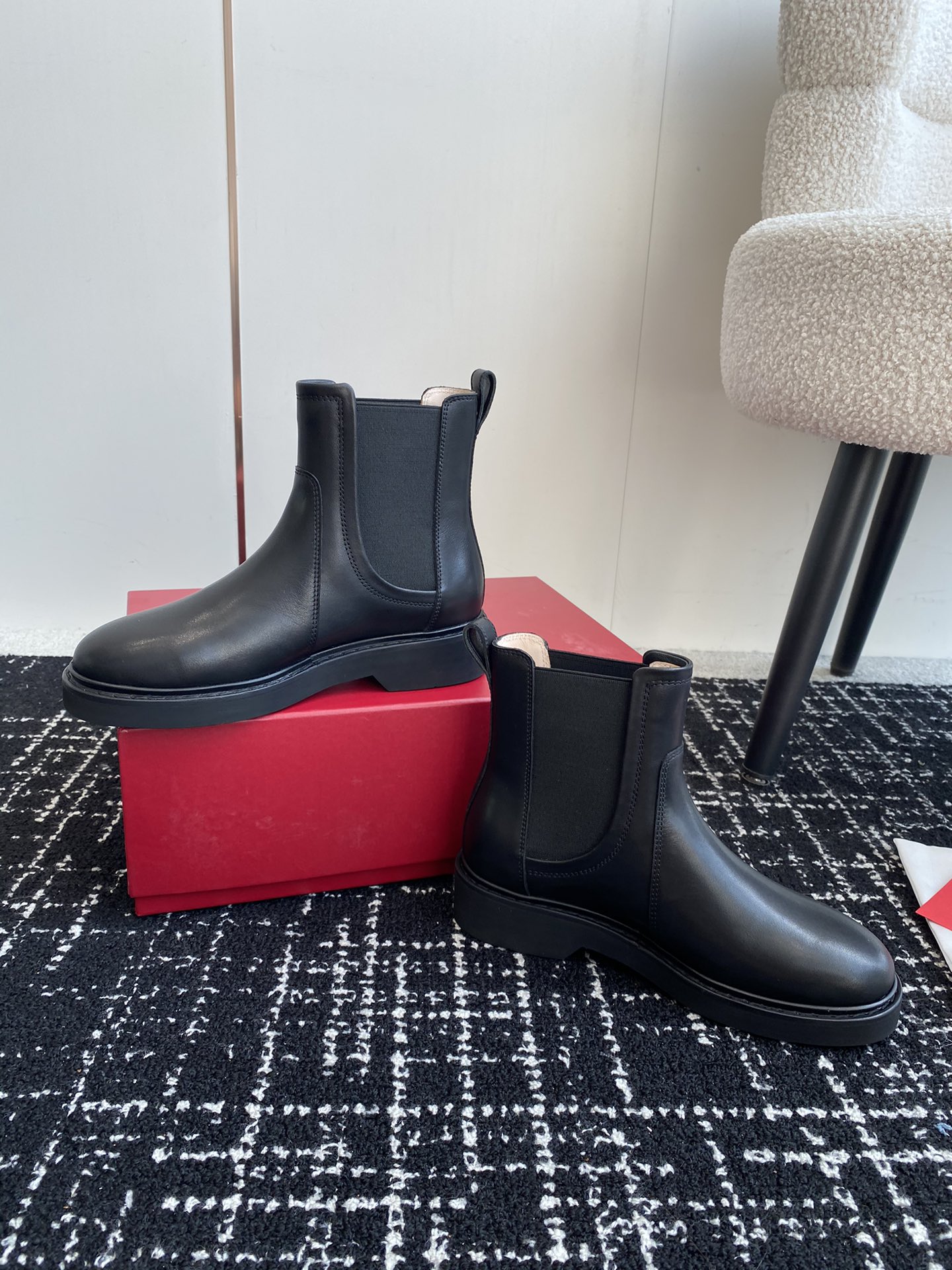 RogerVivier24ss秋冬新款钻扣牛皮一脚蹬松紧马丁靴新款vivrun系列方钻切尔西松糕底靴顶级