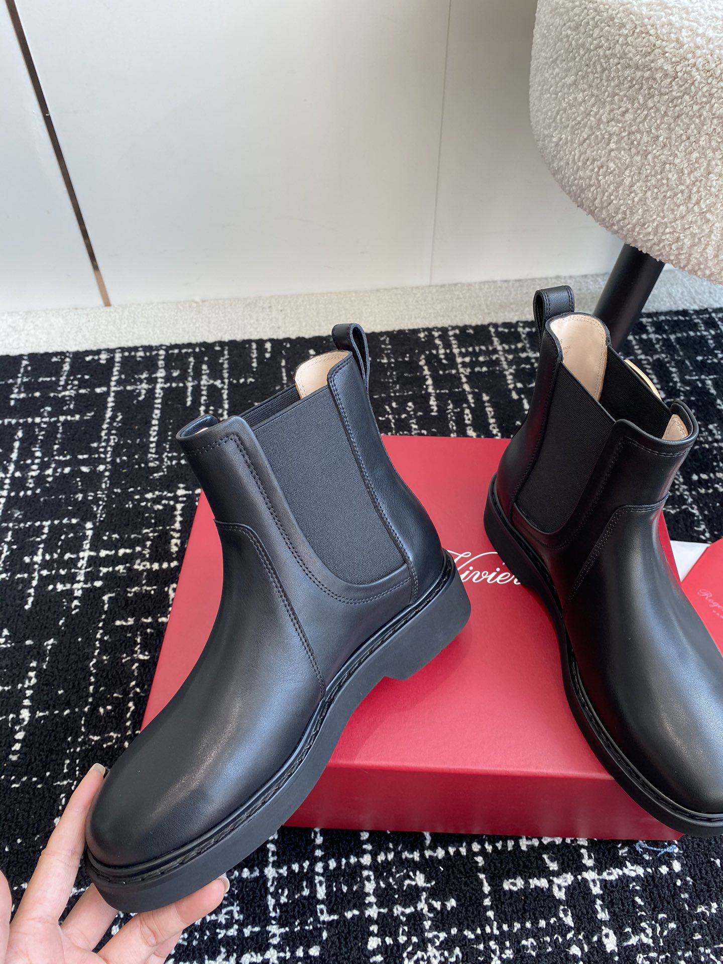 RogerVivier24ss秋冬新款钻扣牛皮一脚蹬松紧马丁靴新款vivrun系列方钻切尔西松糕底靴顶级