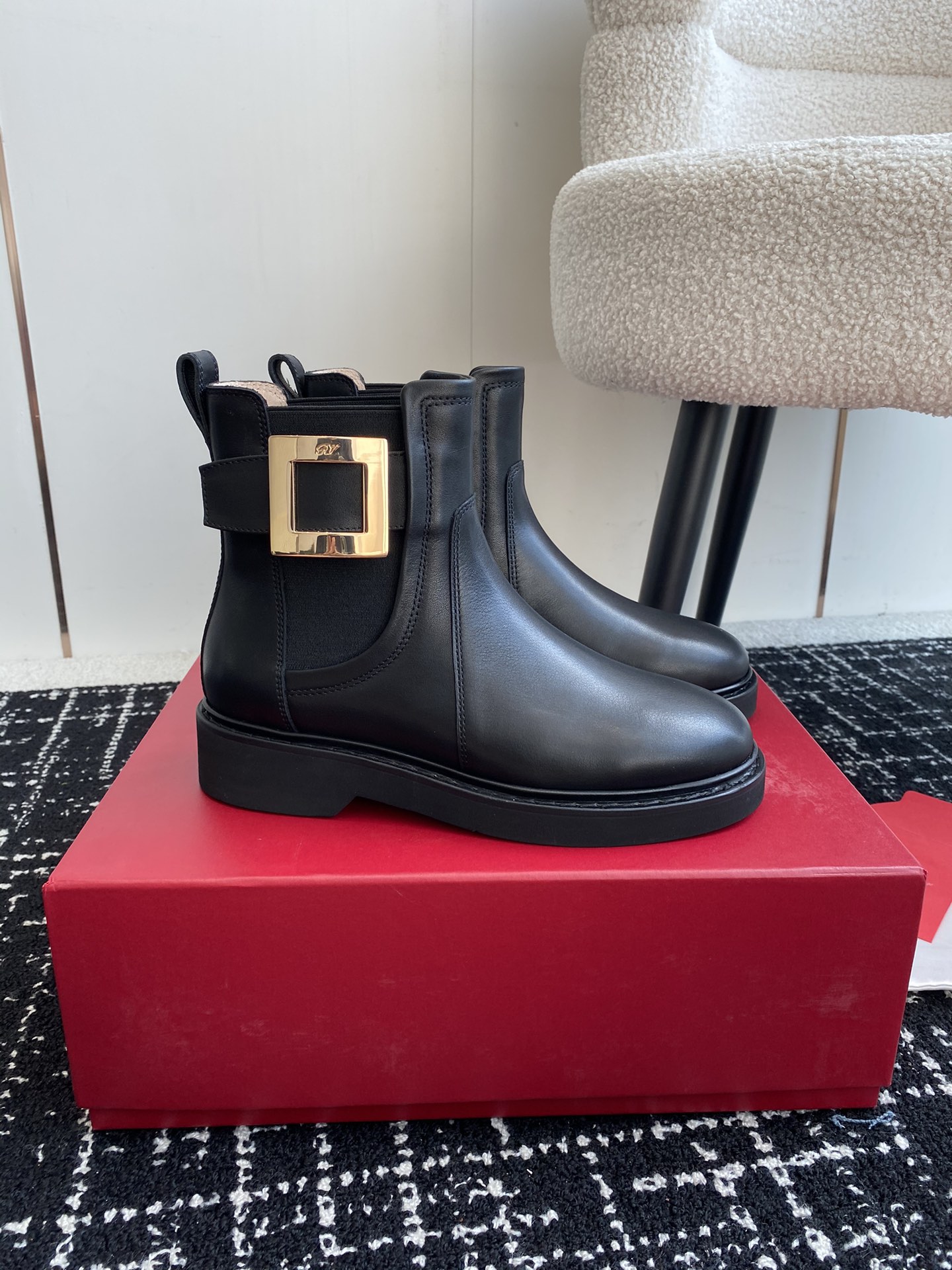 RogerVivier24ss秋冬新款钻扣牛皮一脚蹬松紧马丁靴新款vivrun系列方钻切尔西松糕底靴顶级