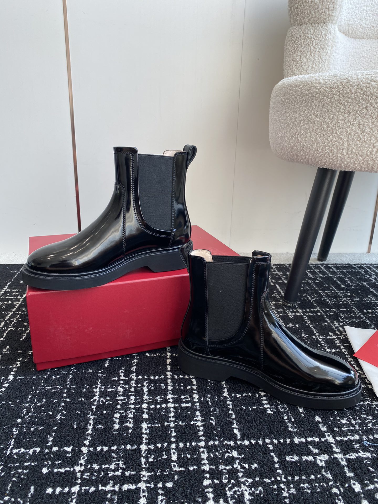 RogerVivier24ss秋冬新款钻扣牛皮一脚蹬松紧马丁靴新款vivrun系列方钻切尔西松糕底靴顶级