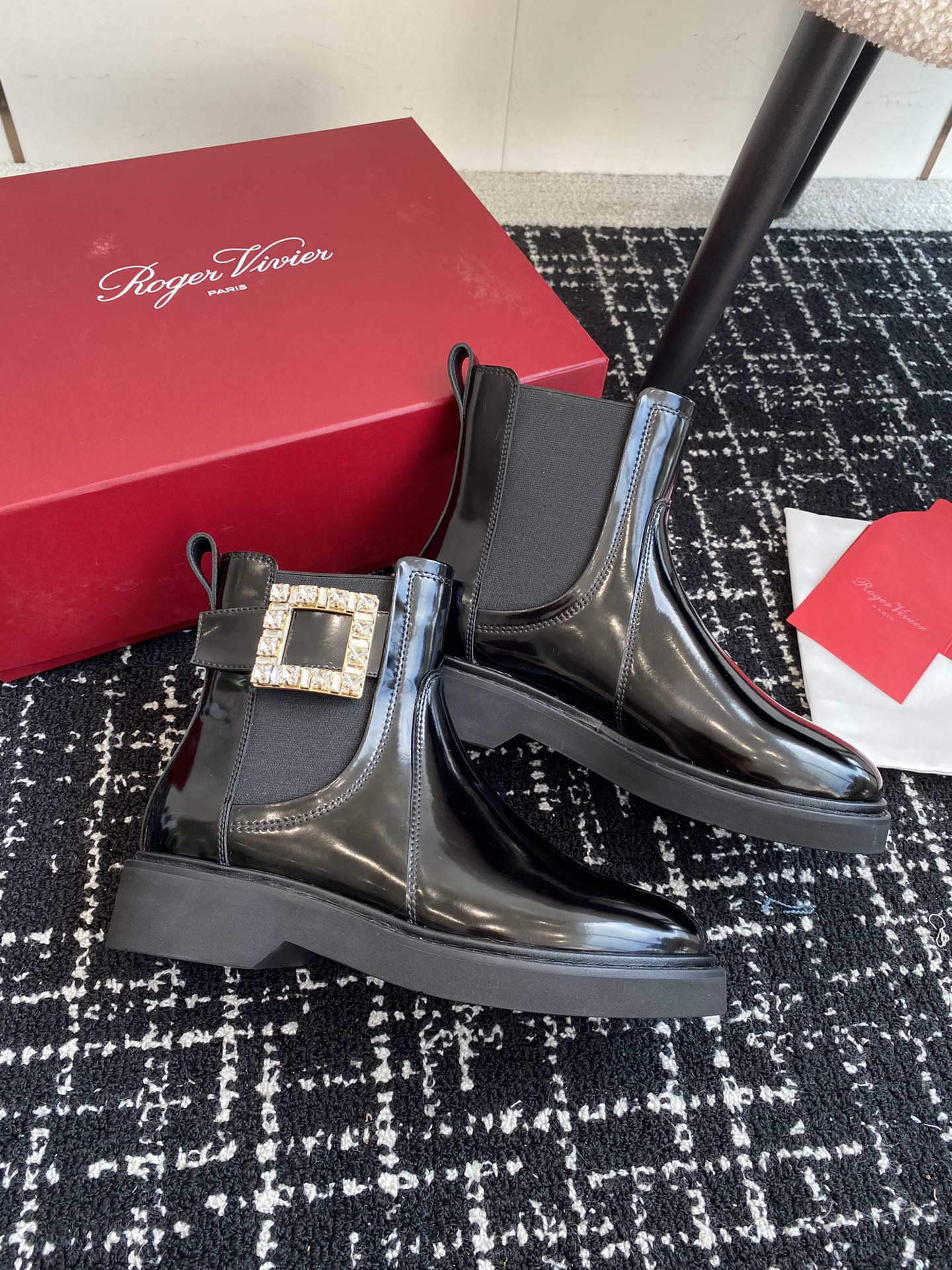 RogerVivier24ss秋冬新款钻扣牛皮一脚蹬松紧马丁靴新款vivrun系列方钻切尔西松糕底靴顶级