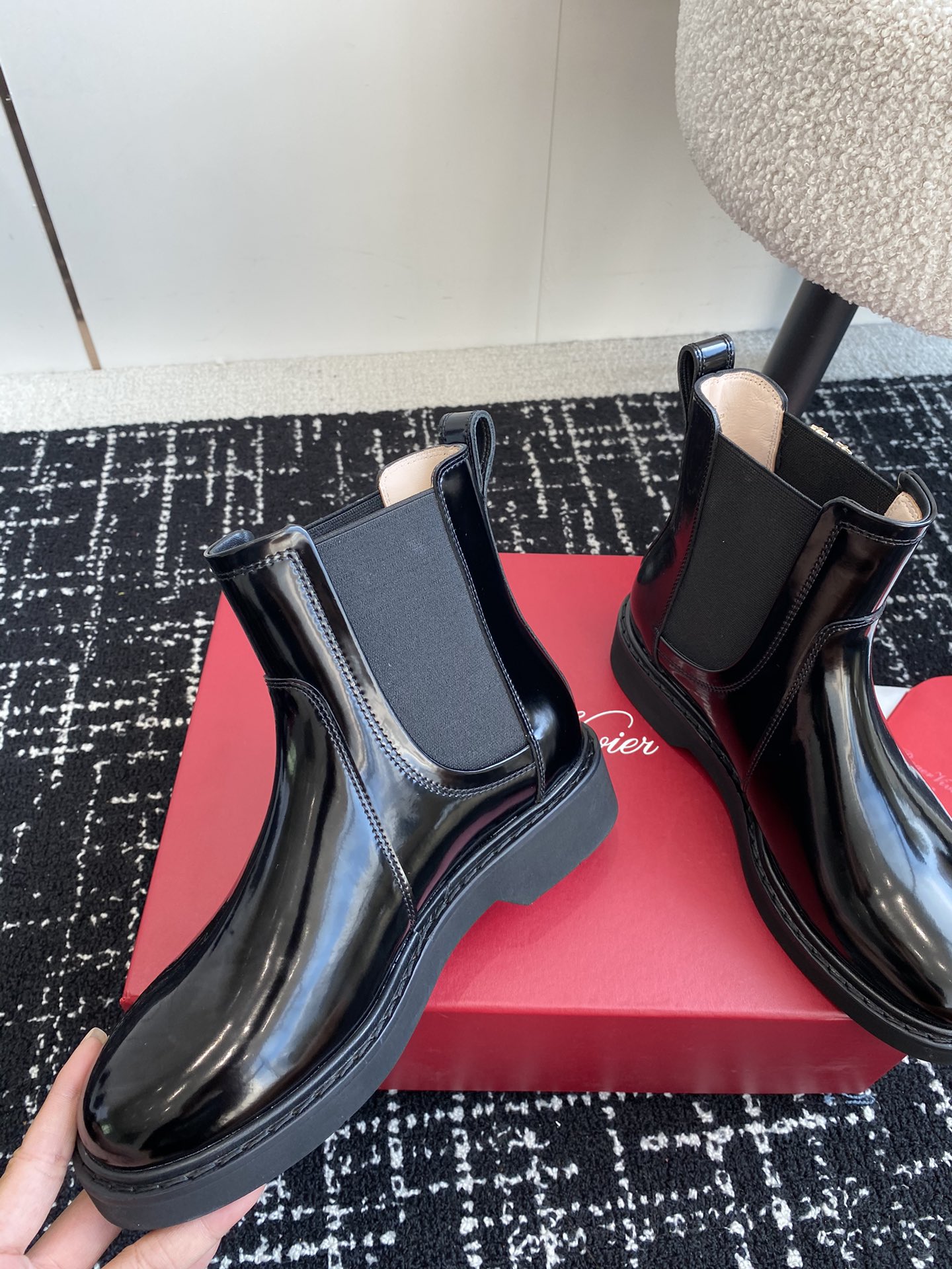 RogerVivier24ss秋冬新款钻扣牛皮一脚蹬松紧马丁靴新款vivrun系列方钻切尔西松糕底靴顶级