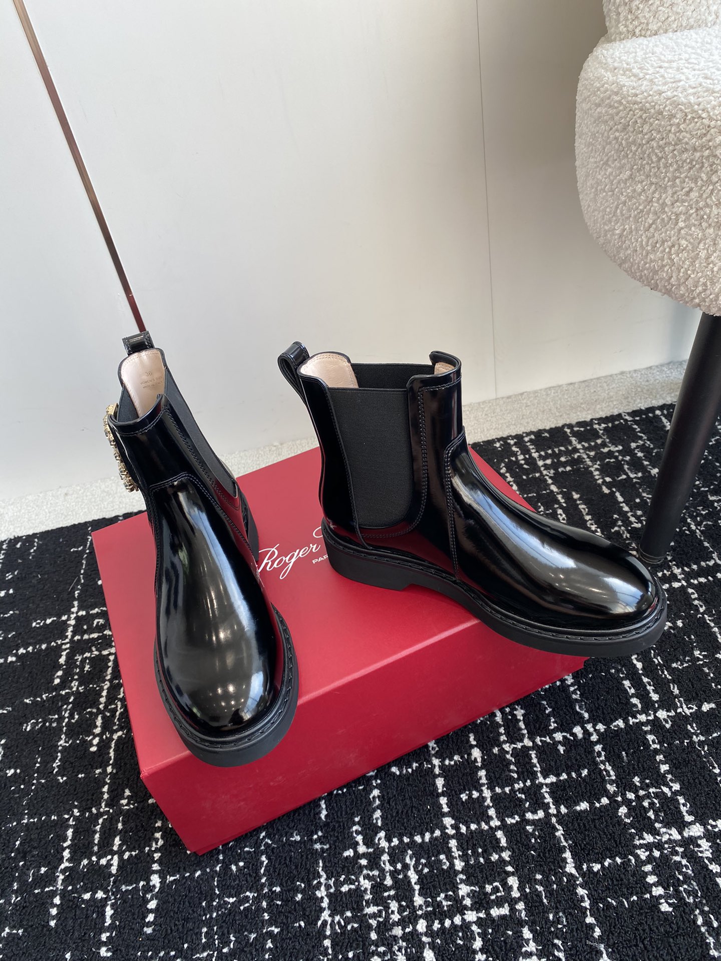 RogerVivier24ss秋冬新款钻扣牛皮一脚蹬松紧马丁靴新款vivrun系列方钻切尔西松糕底靴顶级