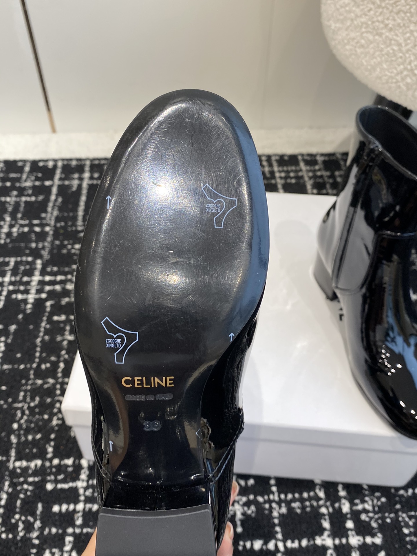 Celine赛琳24ss秋冬新品粗跟短靴塞琳这一季好看的款式真的是很多比如这款军靴就很机车风重点夸夸靴筒