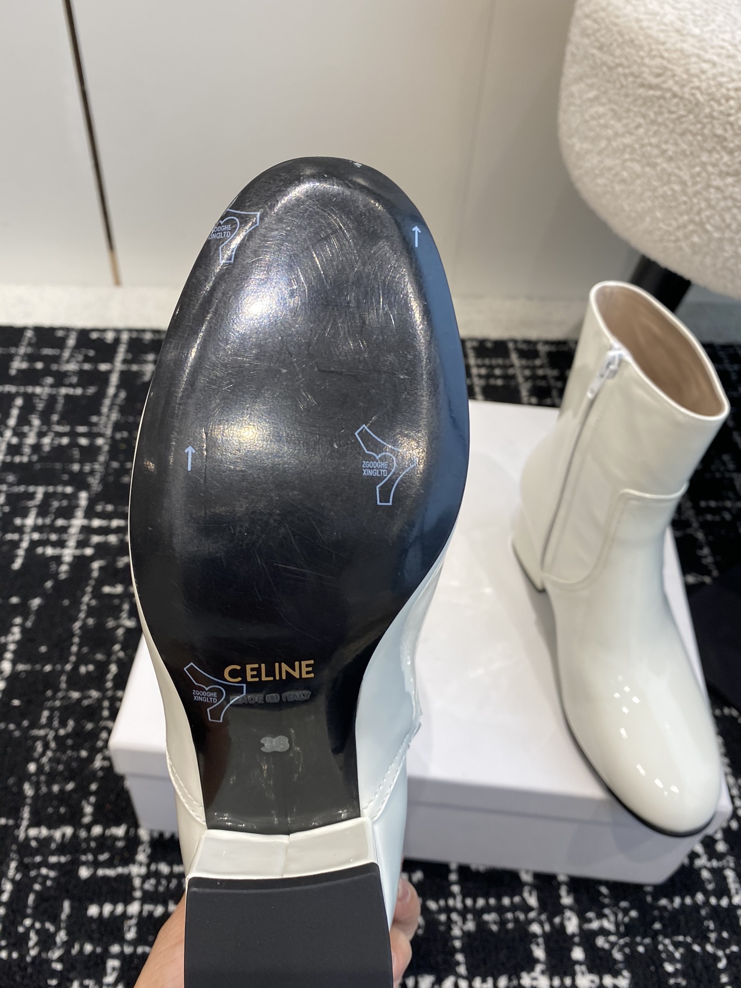 Celine赛琳24ss秋冬新品粗跟短靴塞琳这一季好看的款式真的是很多比如这款军靴就很机车风重点夸夸靴筒