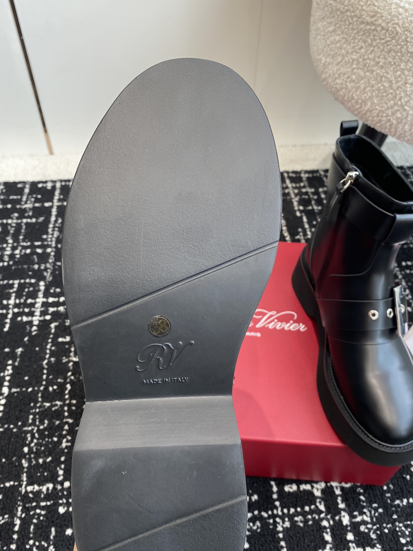 RogerVivier24ss秋冬新款铜扣牛皮侧拉链马丁靴新款vivrun系列方钻切尔西松糕底靴顶级上新