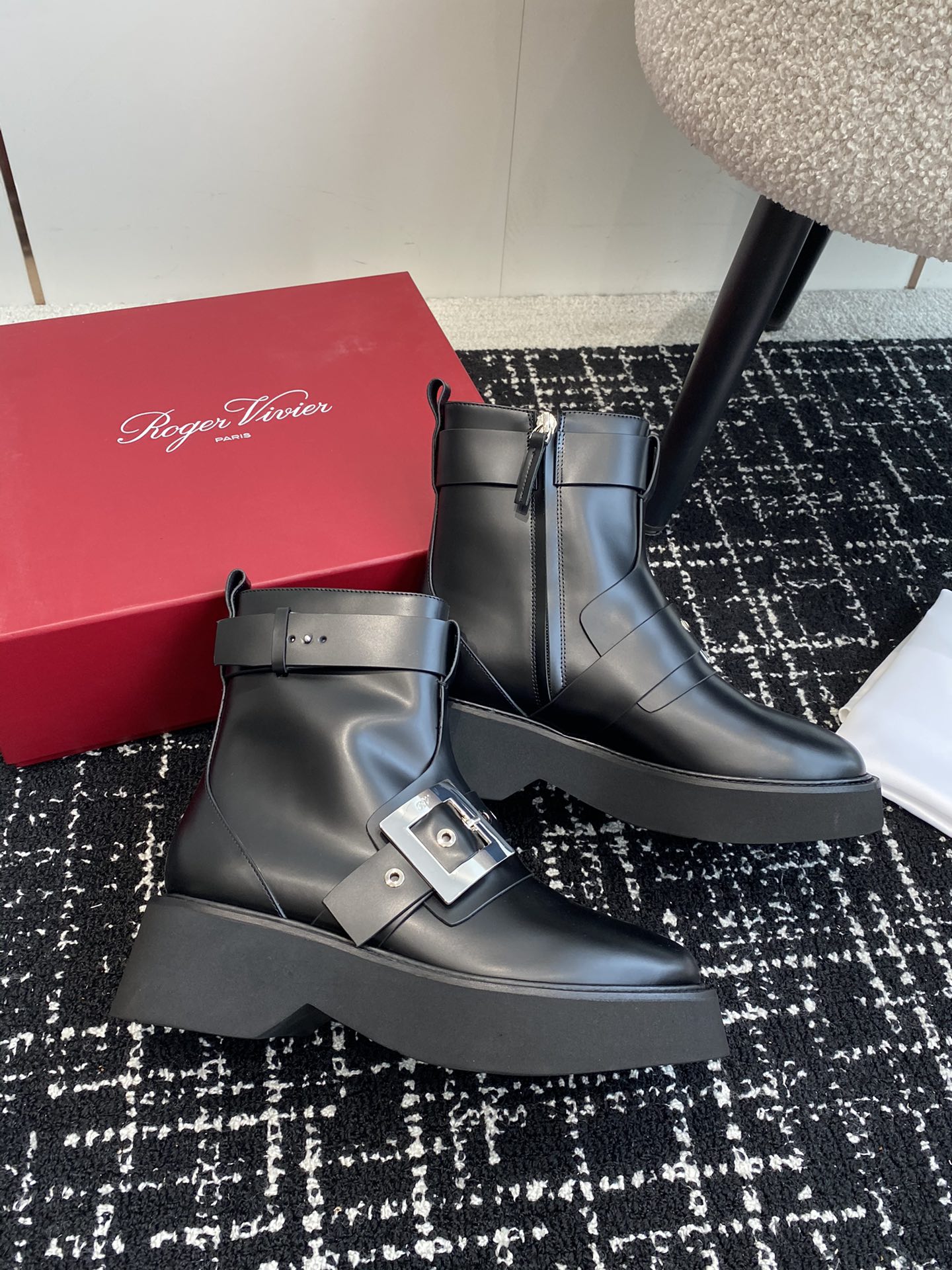 RogerVivier24ss秋冬新款铜扣牛皮侧拉链马丁靴新款vivrun系列方钻切尔西松糕底靴顶级上新