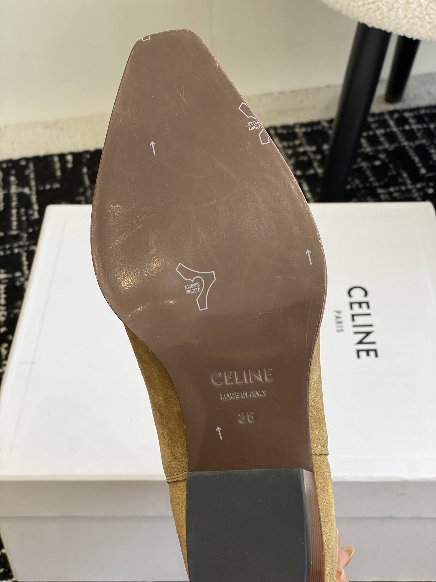 Celine赛琳24ss秋冬新品复古粗跟切尔西尖头铁扣短靴塞琳这一季好看的款式真的是很多比如这款军靴就很