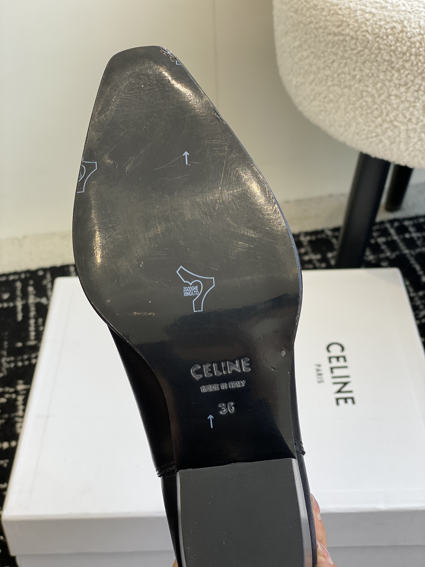 Celine赛琳24ss秋冬新品复古粗跟切尔西尖头铁扣短靴塞琳这一季好看的款式真的是很多比如这款军靴就很