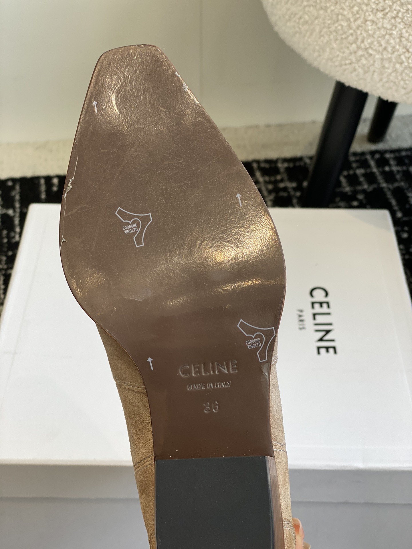 Celine赛琳24ss秋冬新品复古粗跟切尔西尖头铁扣短靴塞琳这一季好看的款式真的是很多比如这款军靴就很