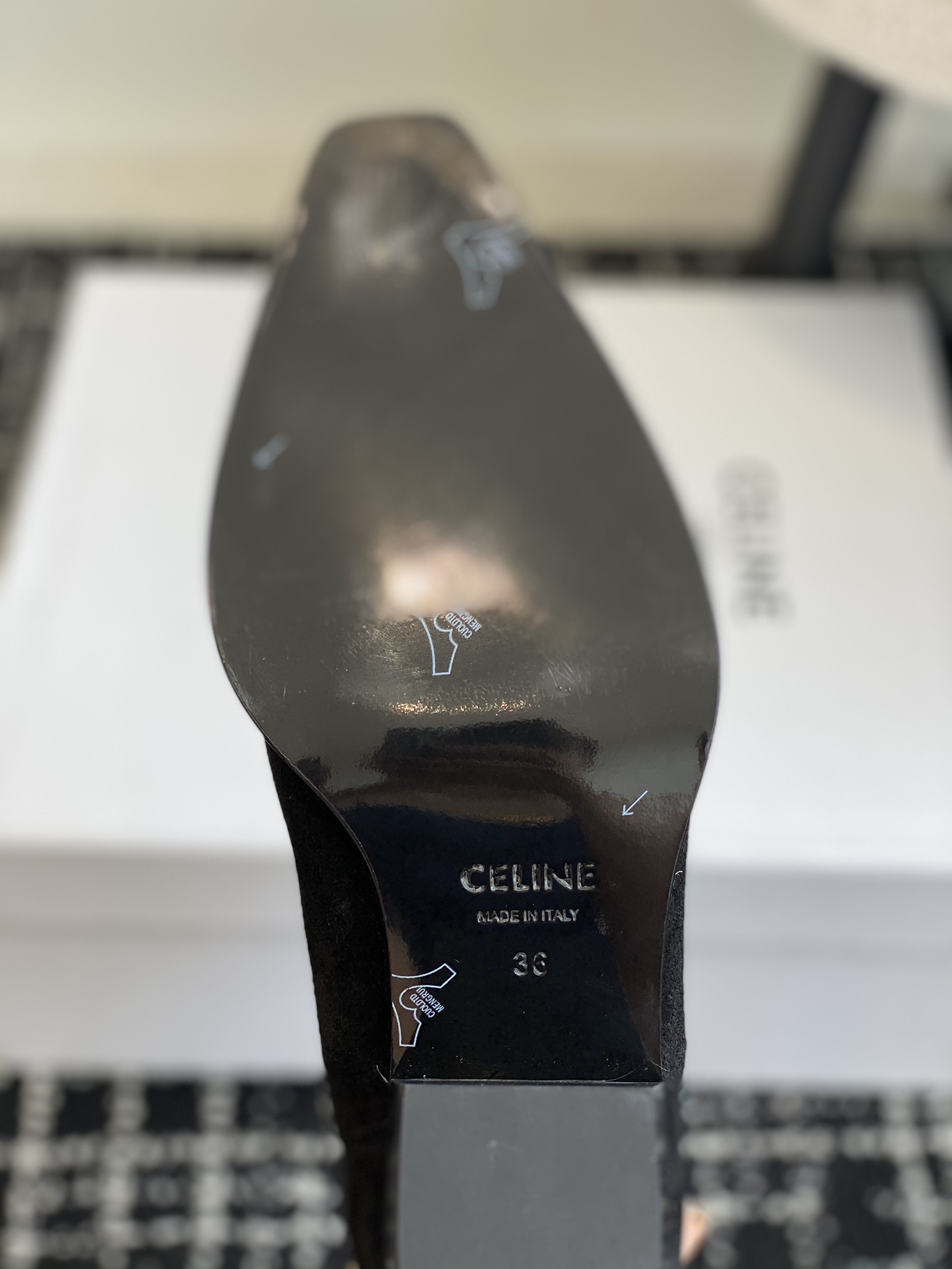 Celine赛琳24ss秋冬新品复古粗跟切尔西尖头铁扣短靴塞琳这一季好看的款式真的是很多比如这款军靴就很