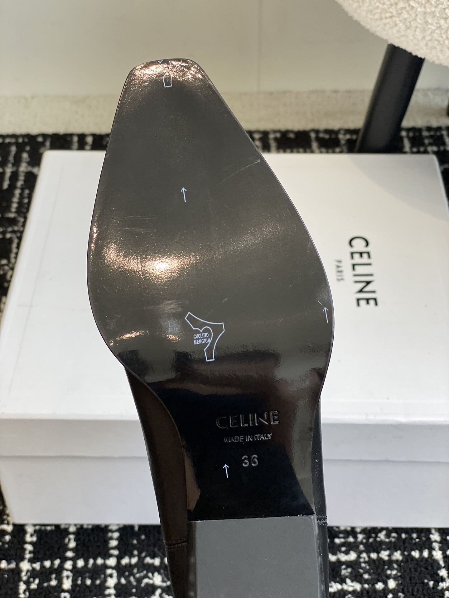 Celine赛琳24ss秋冬新品复古粗跟切尔西尖头铁扣短靴塞琳这一季好看的款式真的是很多比如这款军靴就很