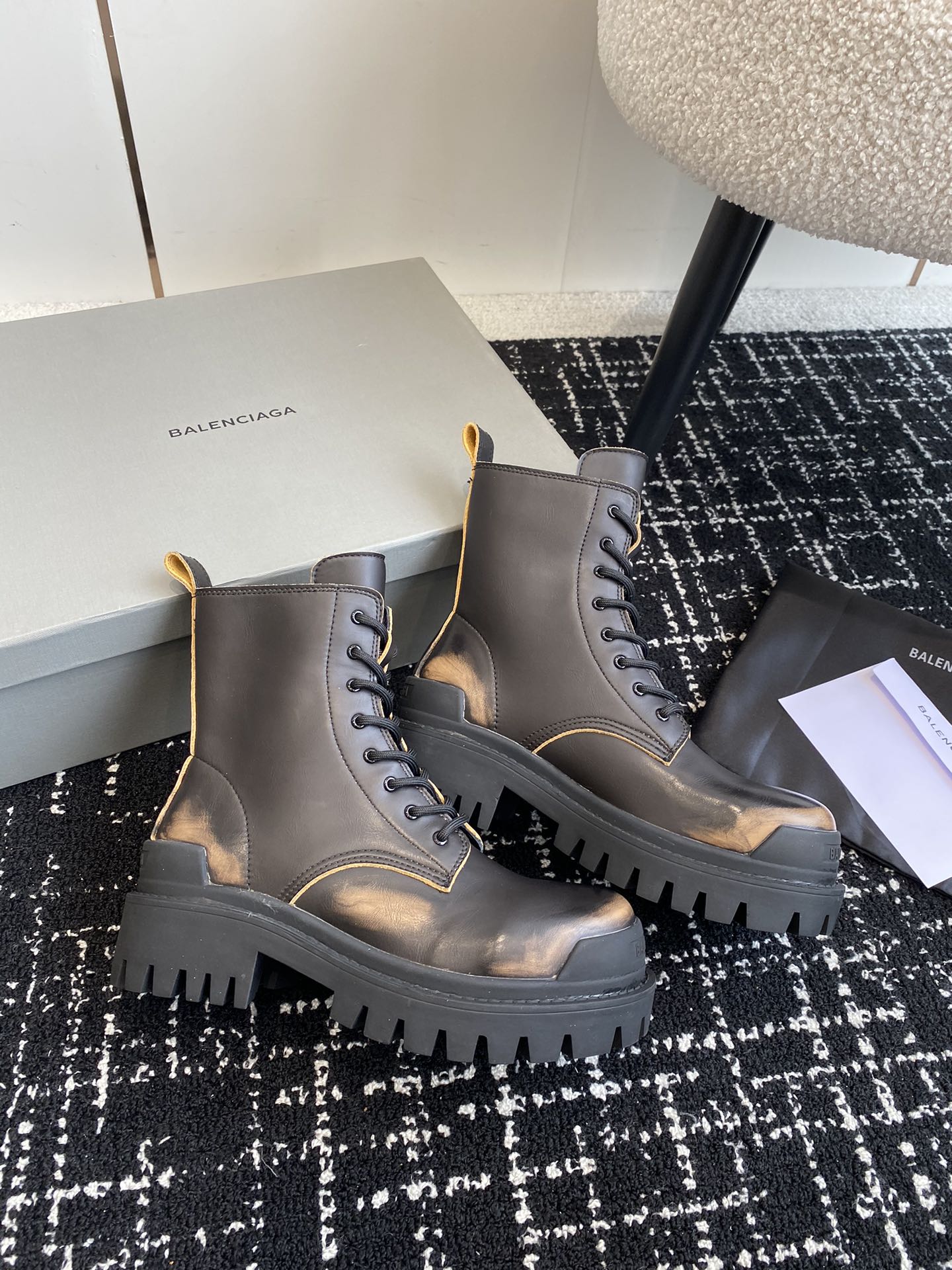 BALENCIAGA巴黎世家24ss秋冬新款系带马丁靴复古擦色做旧松糕厚底短靴！看着硬朗但上脚舒适个性帅