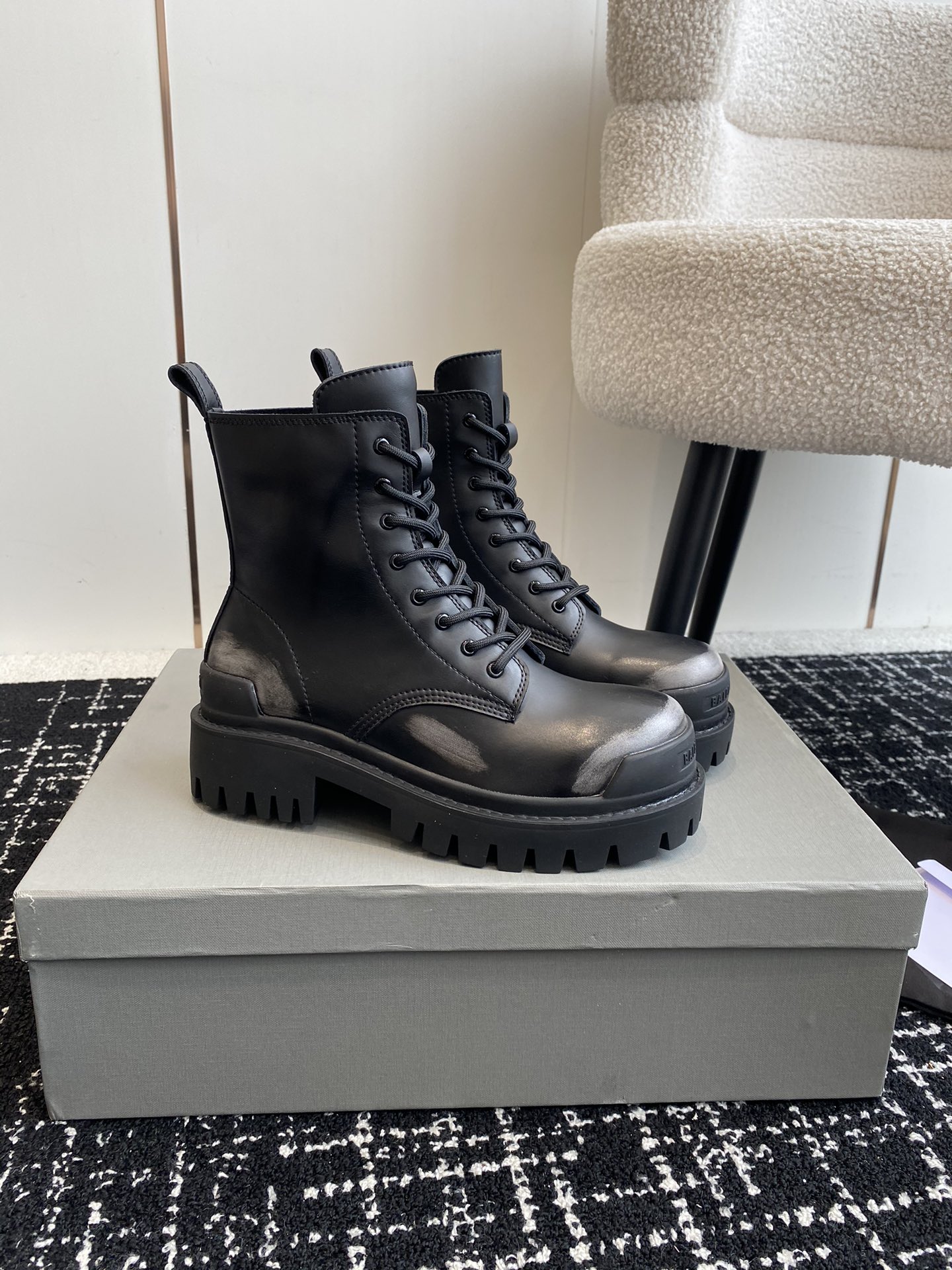 BALENCIAGA巴黎世家24ss秋冬新款系带马丁靴复古擦色做旧松糕厚底短靴！看着硬朗但上脚舒适个性帅