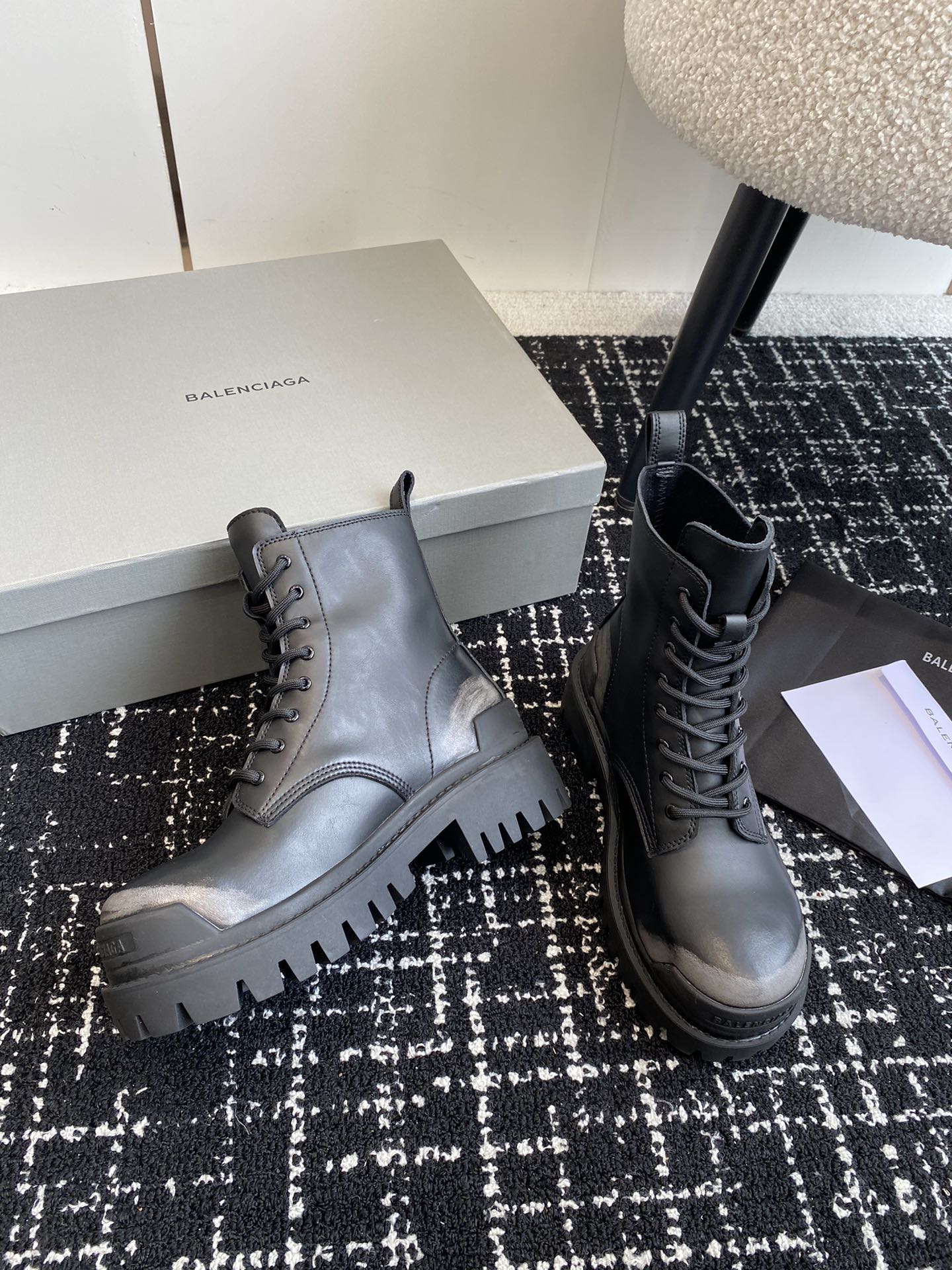 BALENCIAGA巴黎世家24ss秋冬新款系带马丁靴复古擦色做旧松糕厚底短靴！看着硬朗但上脚舒适个性帅