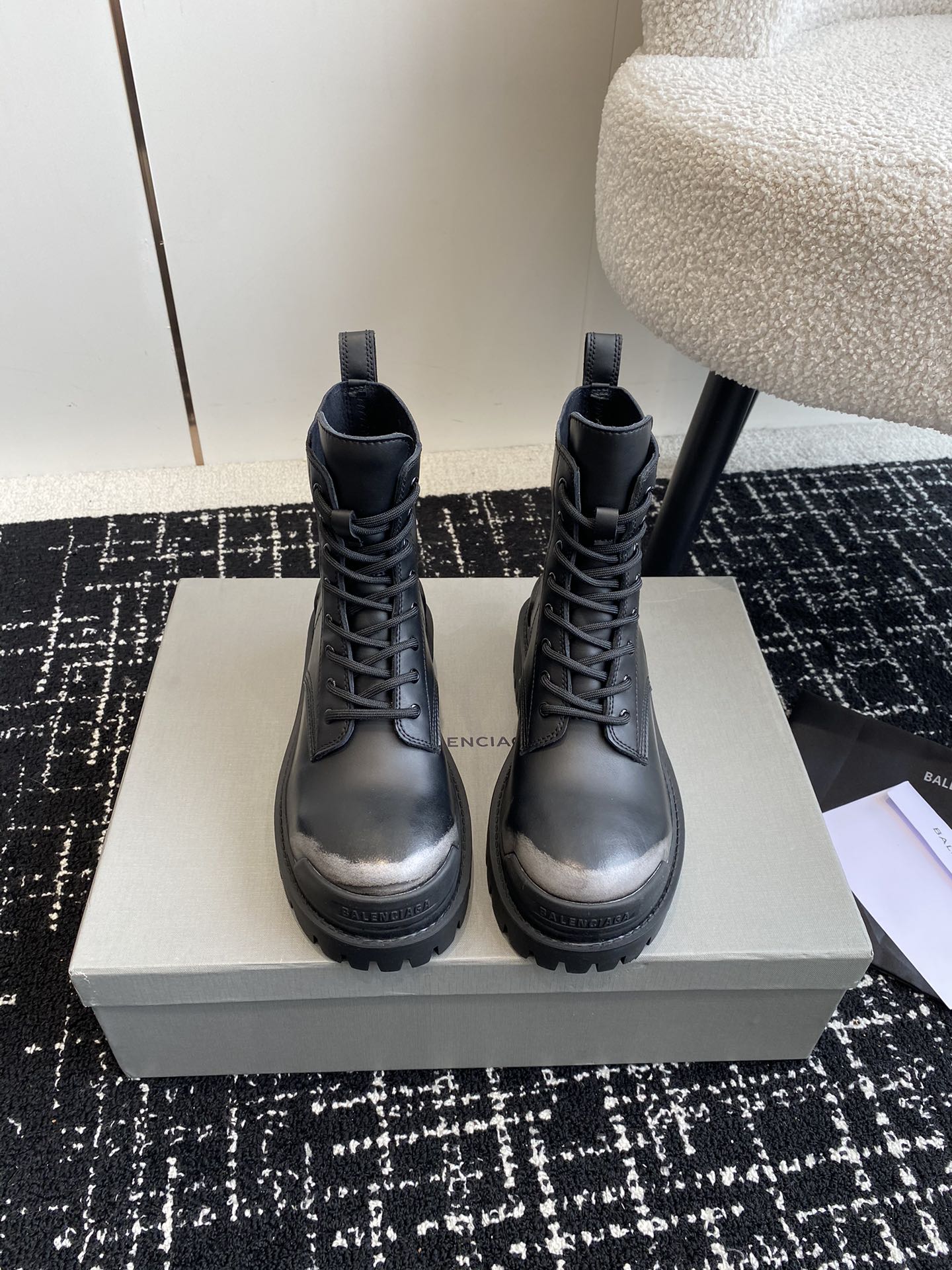 BALENCIAGA巴黎世家24ss秋冬新款系带马丁靴复古擦色做旧松糕厚底短靴！看着硬朗但上脚舒适个性帅