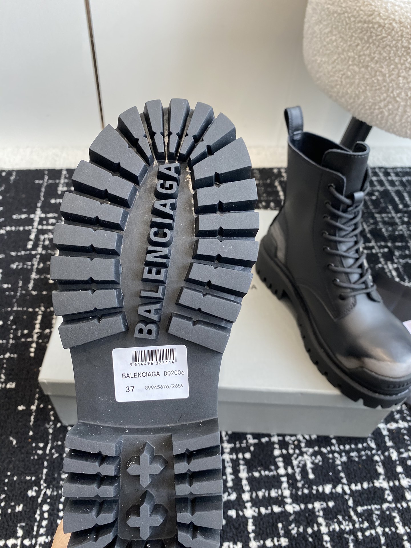 BALENCIAGA巴黎世家24ss秋冬新款系带马丁靴复古擦色做旧松糕厚底短靴！看着硬朗但上脚舒适个性帅