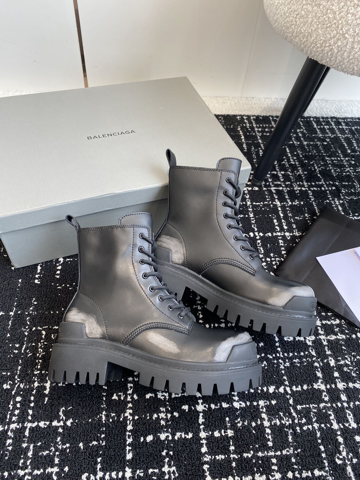 BALENCIAGA巴黎世家24ss秋冬新款系带马丁靴复古擦色做旧松糕厚底短靴！看着硬朗但上脚舒适个性帅