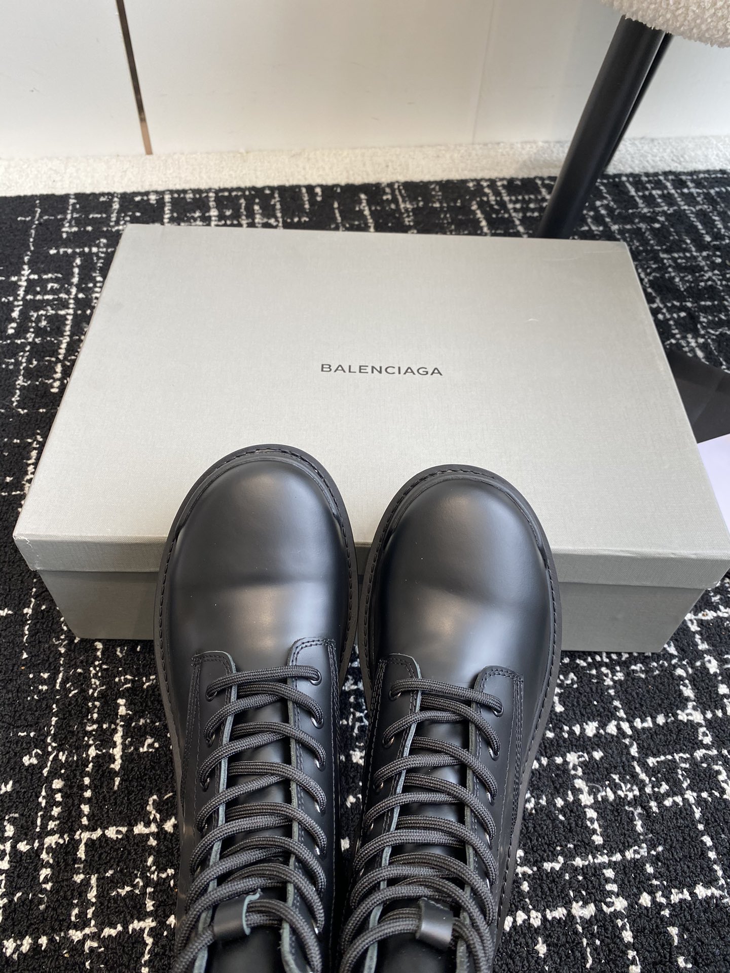 BALENCIAGA巴黎世家24ss秋冬新款系带马丁靴复古擦色做旧松糕厚底短靴！看着硬朗但上脚舒适个性帅