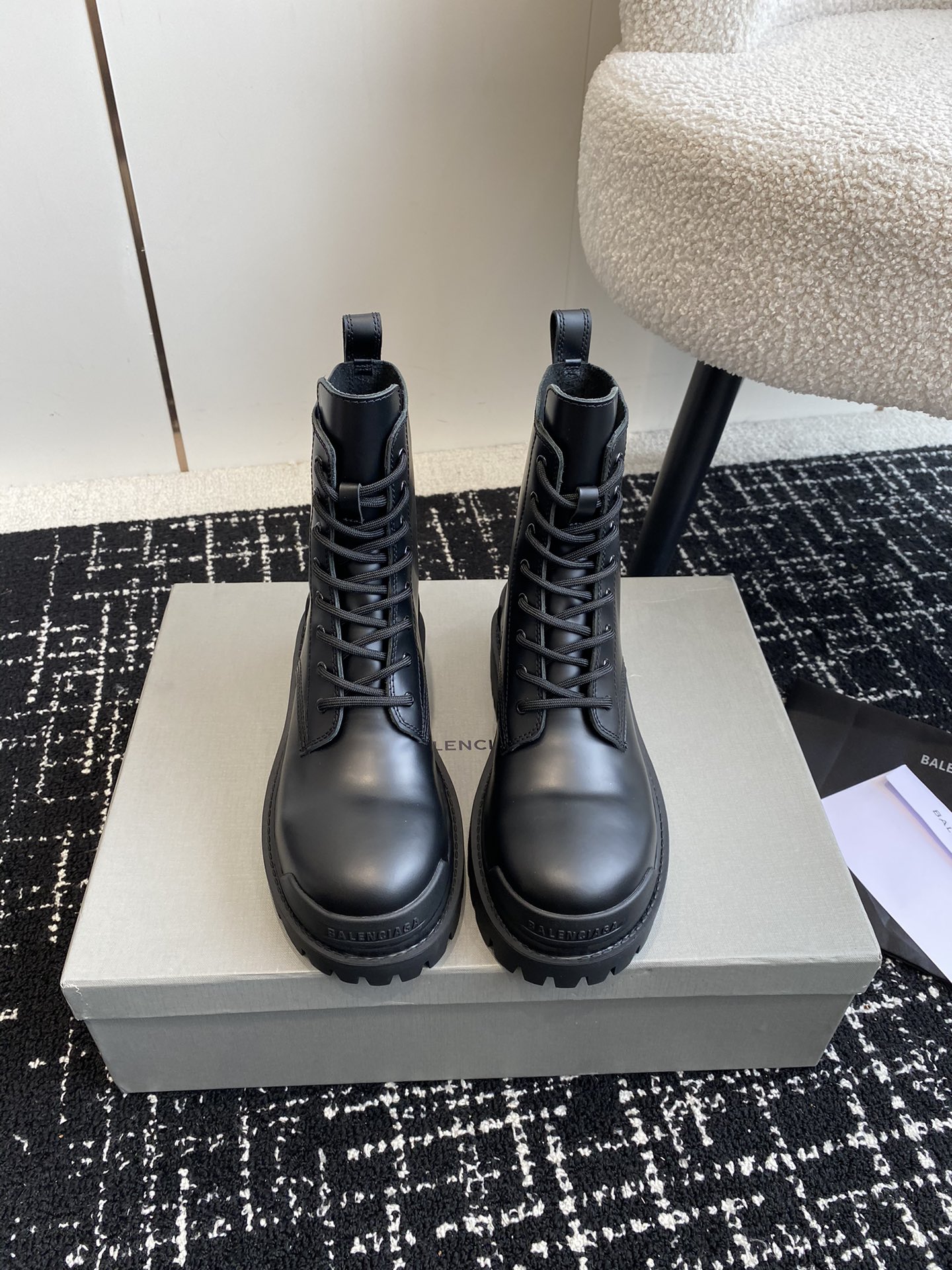 BALENCIAGA巴黎世家24ss秋冬新款系带马丁靴复古擦色做旧松糕厚底短靴！看着硬朗但上脚舒适个性帅