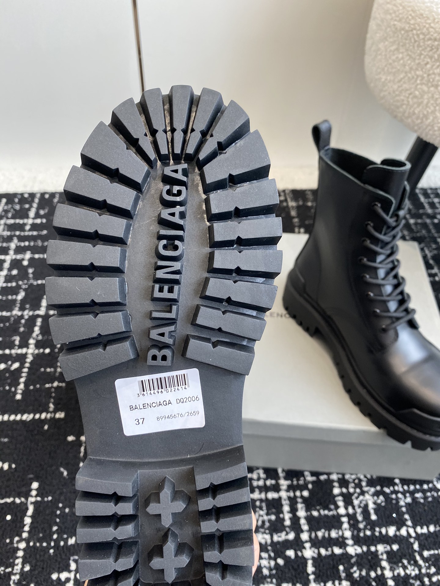 BALENCIAGA巴黎世家24ss秋冬新款系带马丁靴复古擦色做旧松糕厚底短靴！看着硬朗但上脚舒适个性帅