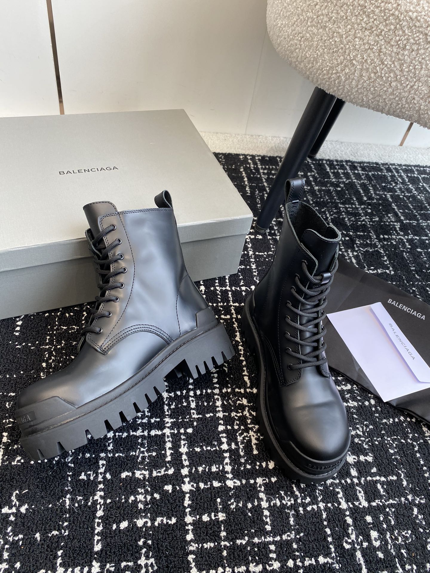 BALENCIAGA巴黎世家24ss秋冬新款系带马丁靴复古擦色做旧松糕厚底短靴！看着硬朗但上脚舒适个性帅