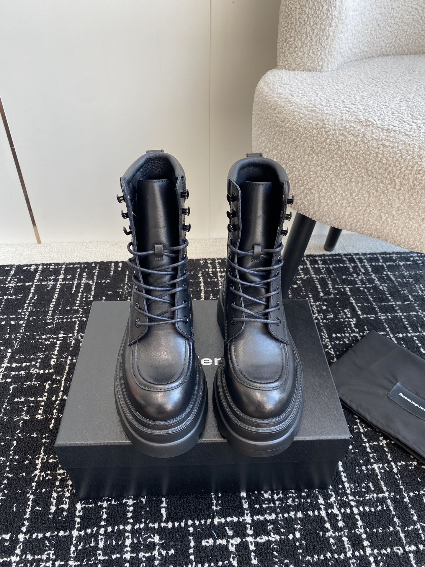 AlexanderWang大王24ss新款系带厚底短靴马丁靴大王这双厚底短靴绝对是腿精必备神器显高显瘦黑