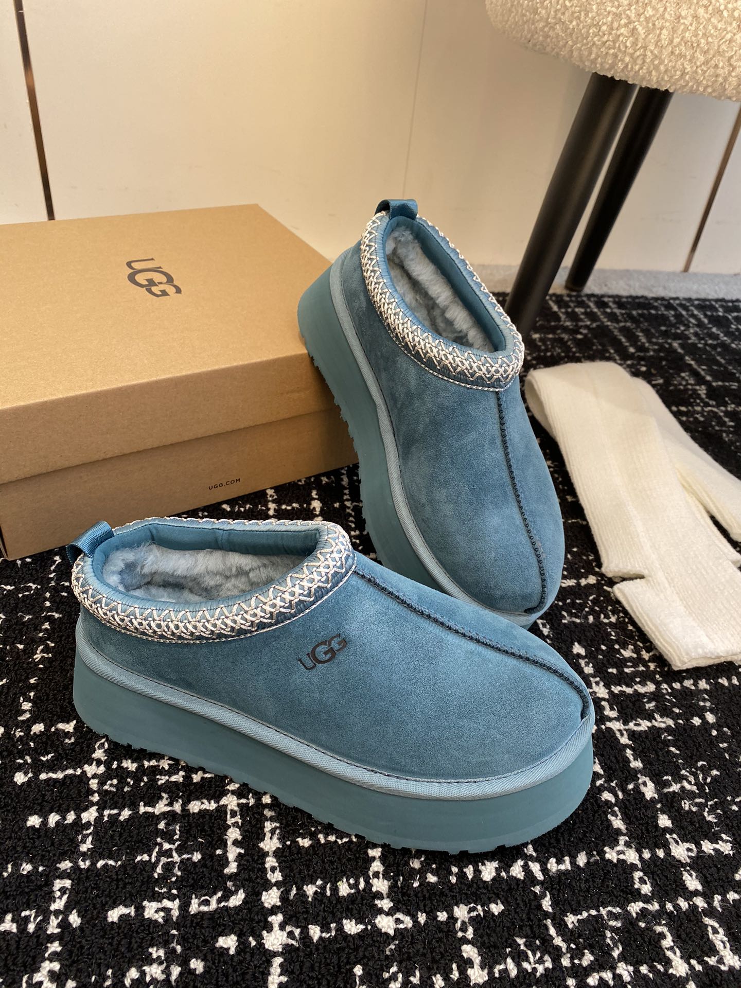 ️搭配袜子UGGfw22newarrivalugg秋冬厚底民族风拖鞋新色说到UGG大家都会想起就死皮毛一