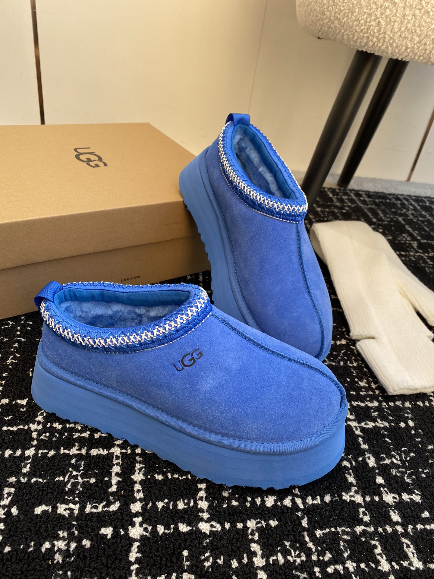 ️搭配袜子UGGfw22newarrivalugg秋冬厚底民族风拖鞋新色说到UGG大家都会想起就死皮毛一