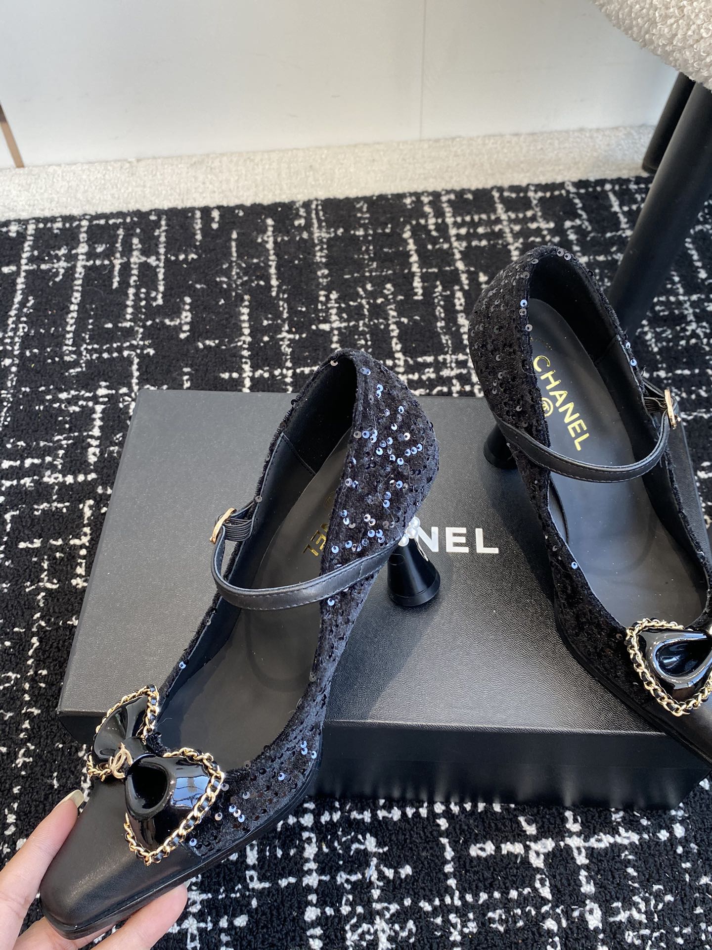 Chanel香奈儿24新品方头细跟蝴蝶结单鞋适合一切脚型显瘦百搭经典版型搭配组合营造出了很强烈的高级感上