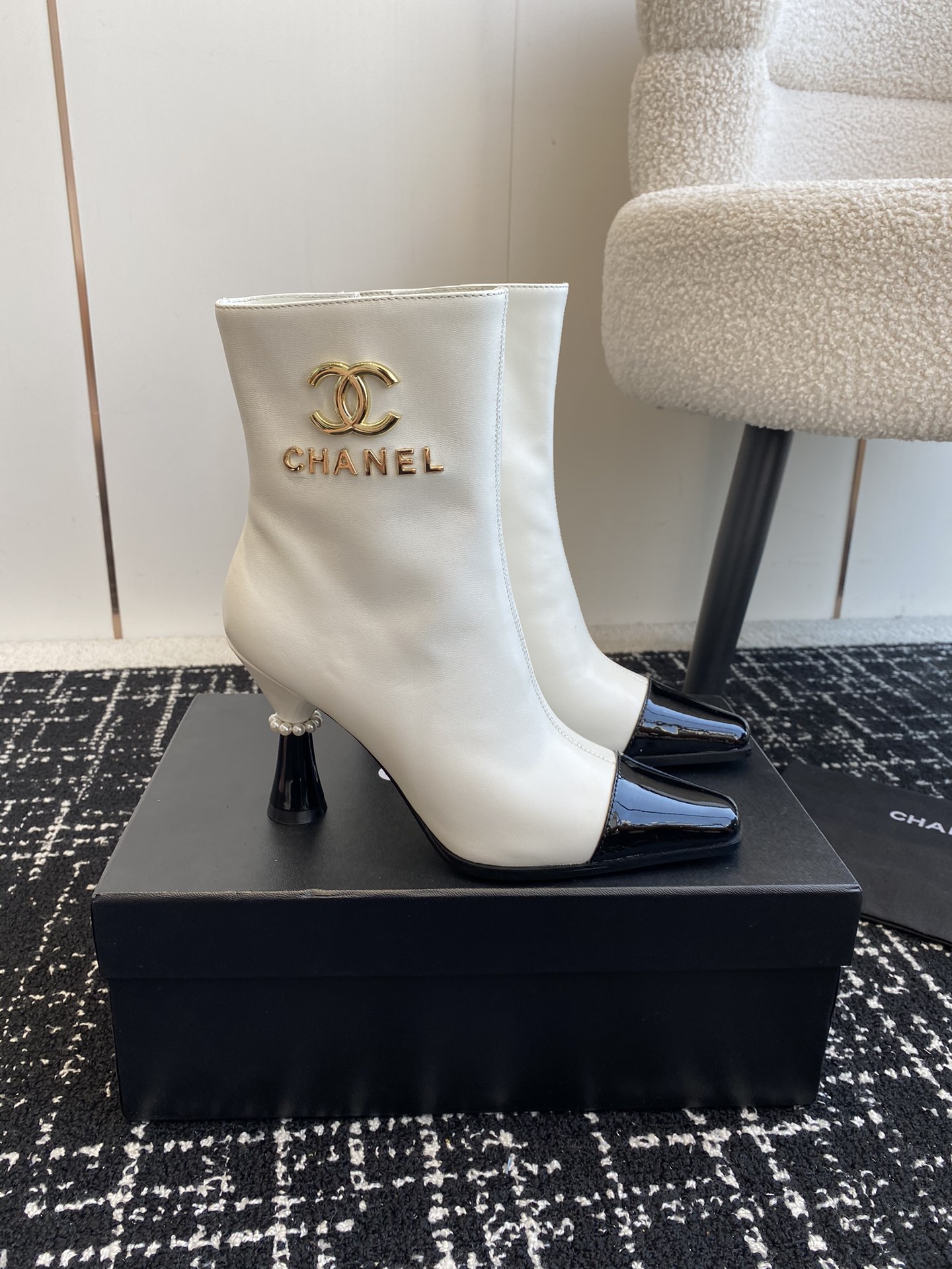 Chanel香奈儿24ss秋冬新品方头细跟短靴适合一切脚型显瘦百搭经典版型搭配组合营造出了很强烈的高级感