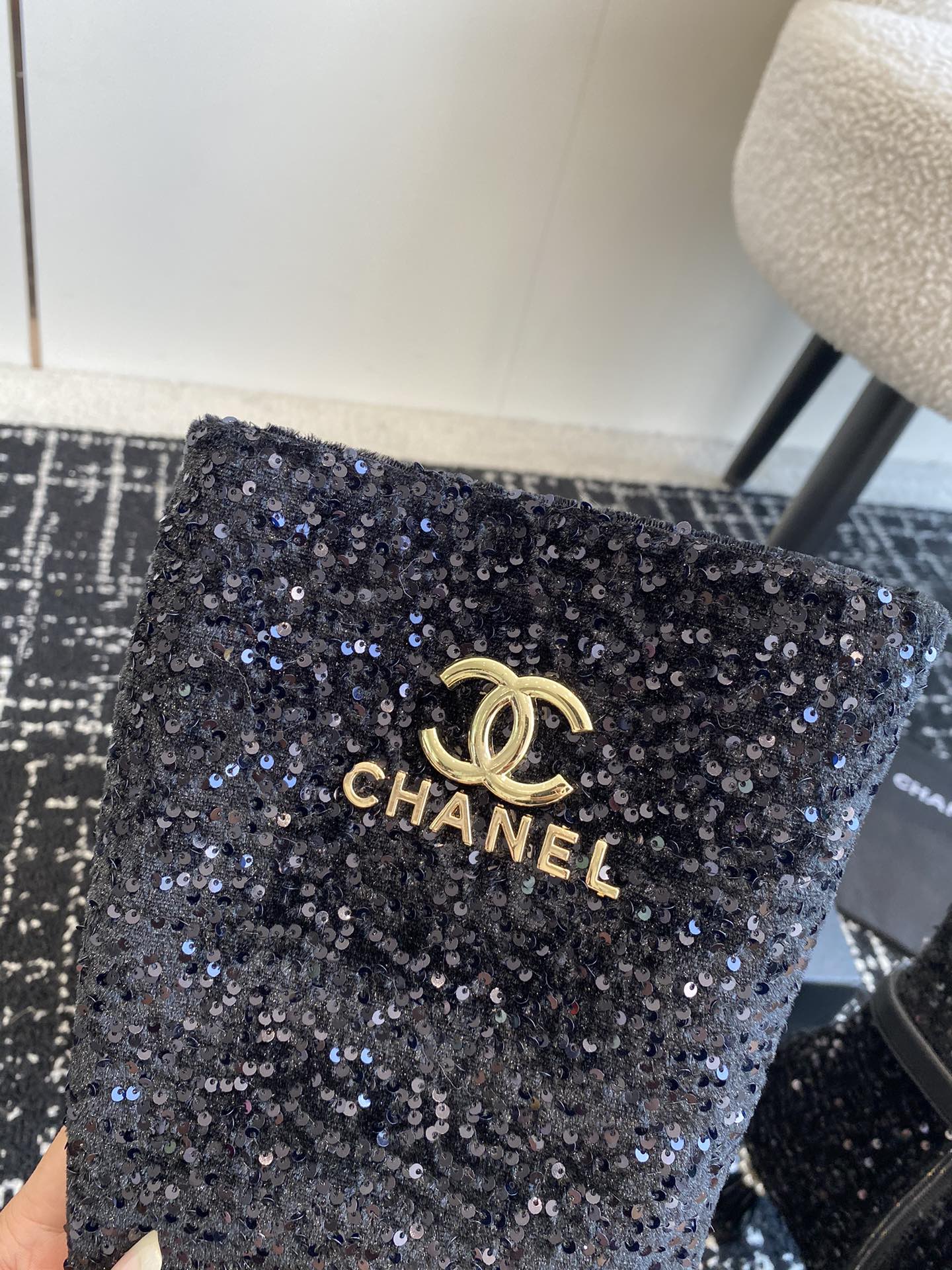 Chanel香奈儿24ss秋冬新品方头细跟高靴适合一切脚型显瘦百搭经典版型搭配组合营造出了很强烈的高级感