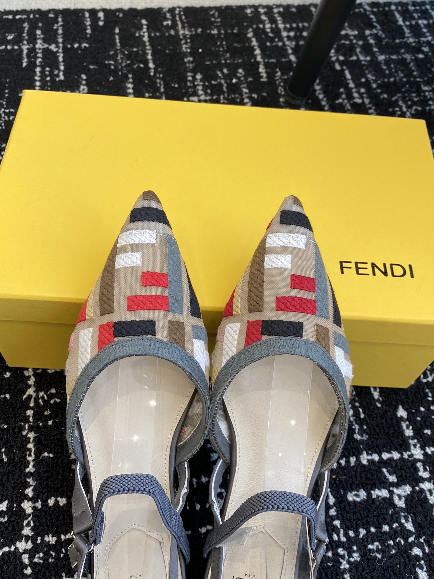 代购级Fendi24ss芬迪系列双FF尖头高跟凉鞋每年必备FF拖今年还加了新的系列美到无法言喻绝好的穿着