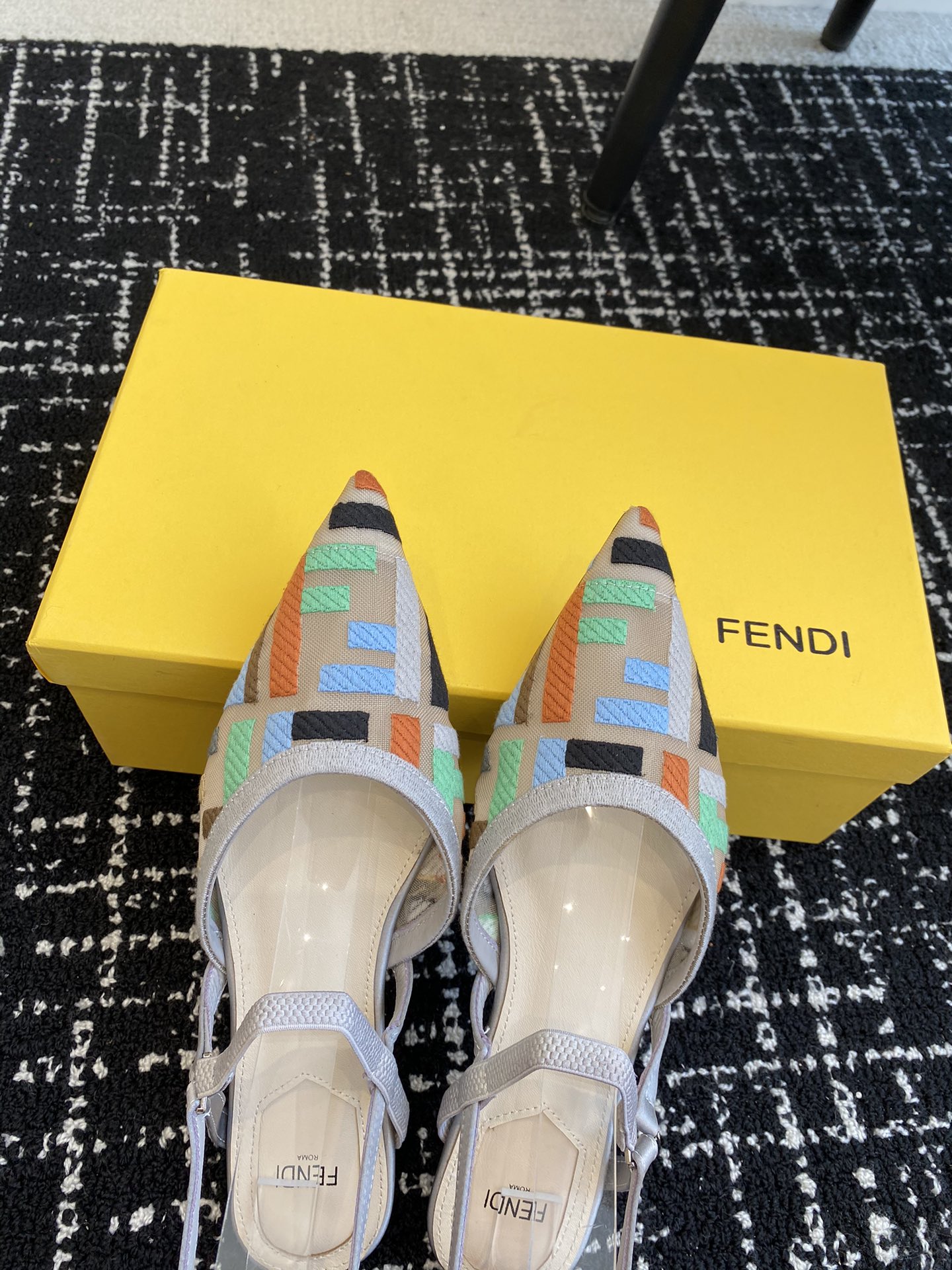 代购级Fendi24ss芬迪系列双FF尖头高跟凉鞋每年必备FF拖今年还加了新的系列美到无法言喻绝好的穿着