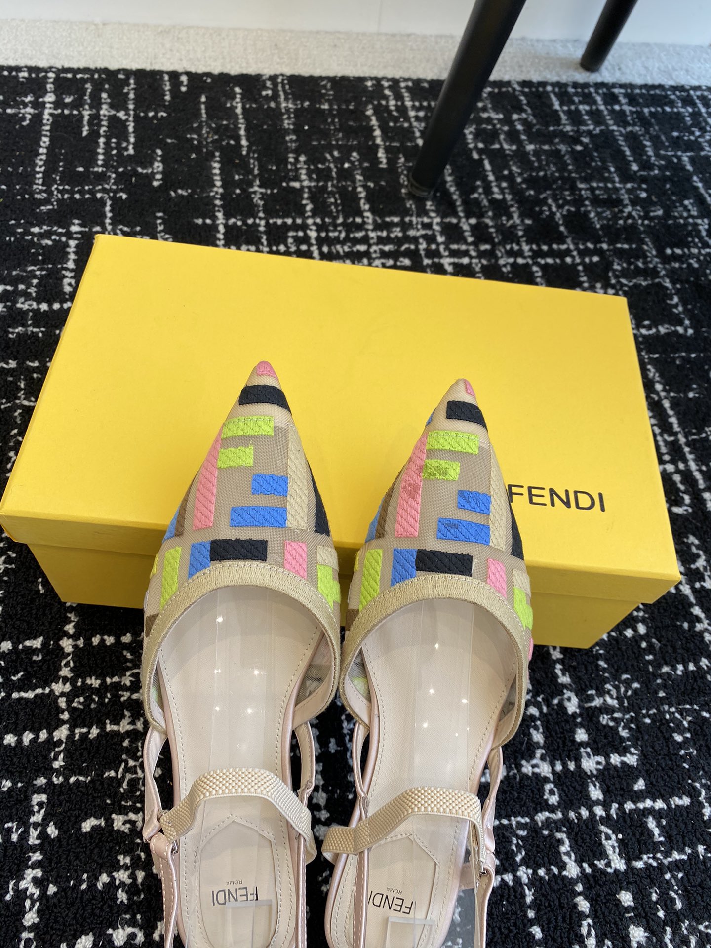 代购级Fendi24ss芬迪系列双FF尖头高跟凉鞋每年必备FF拖今年还加了新的系列美到无法言喻绝好的穿着