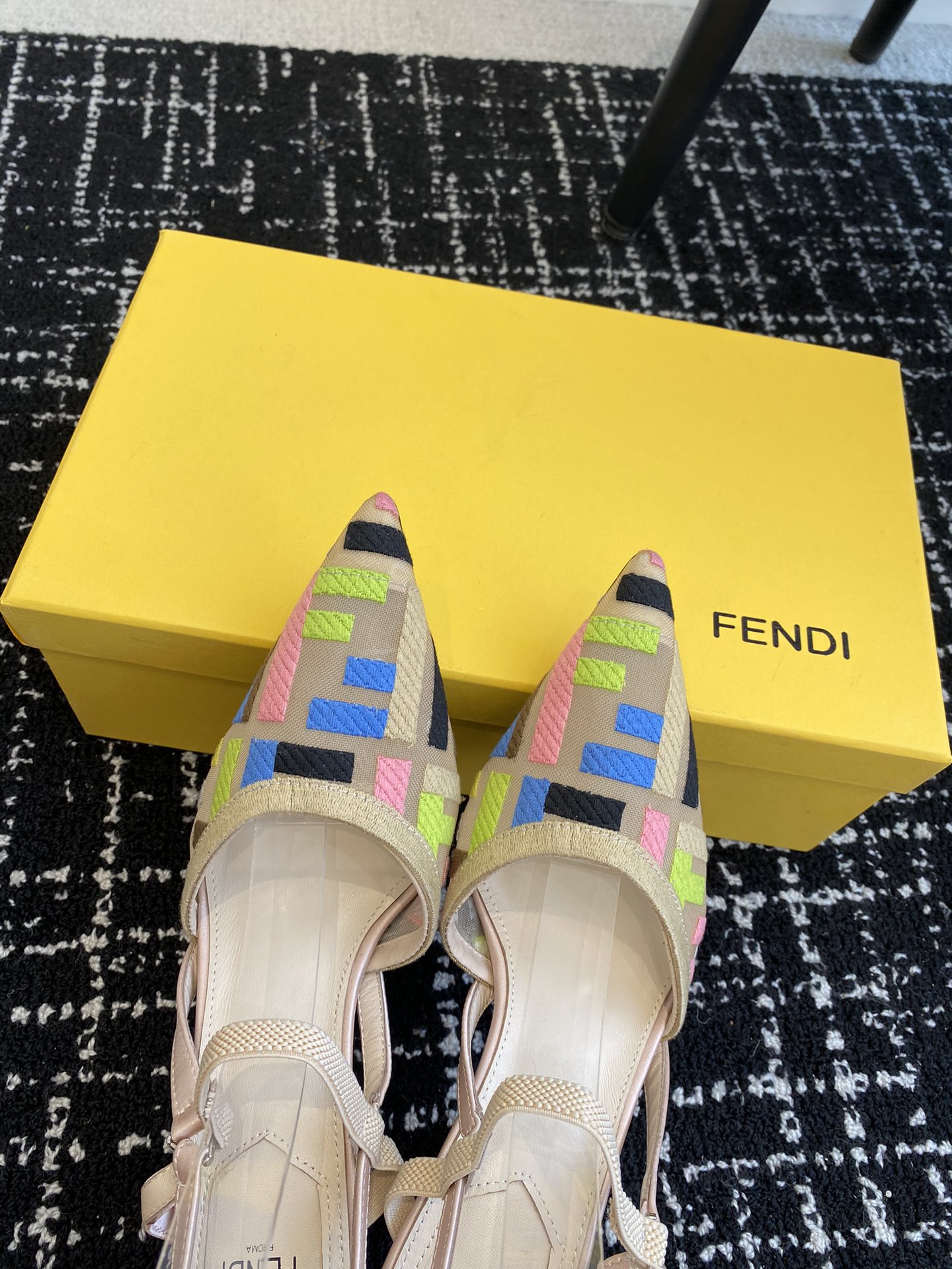 代购级Fendi24ss芬迪系列双FF尖头高跟凉鞋每年必备FF拖今年还加了新的系列美到无法言喻绝好的穿着