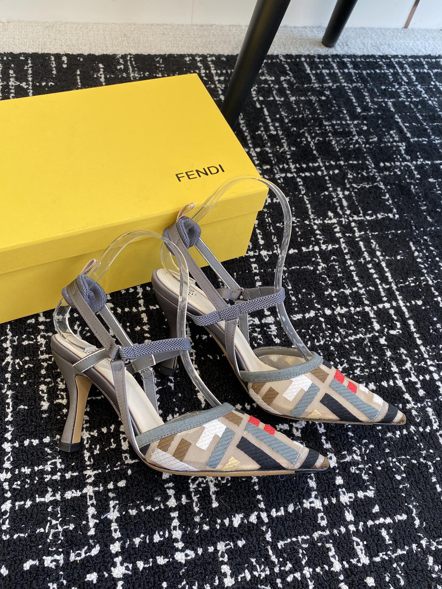 代购级Fendi24ss芬迪系列双FF尖头高跟凉鞋每年必备FF拖今年还加了新的系列美到无法言喻绝好的穿着